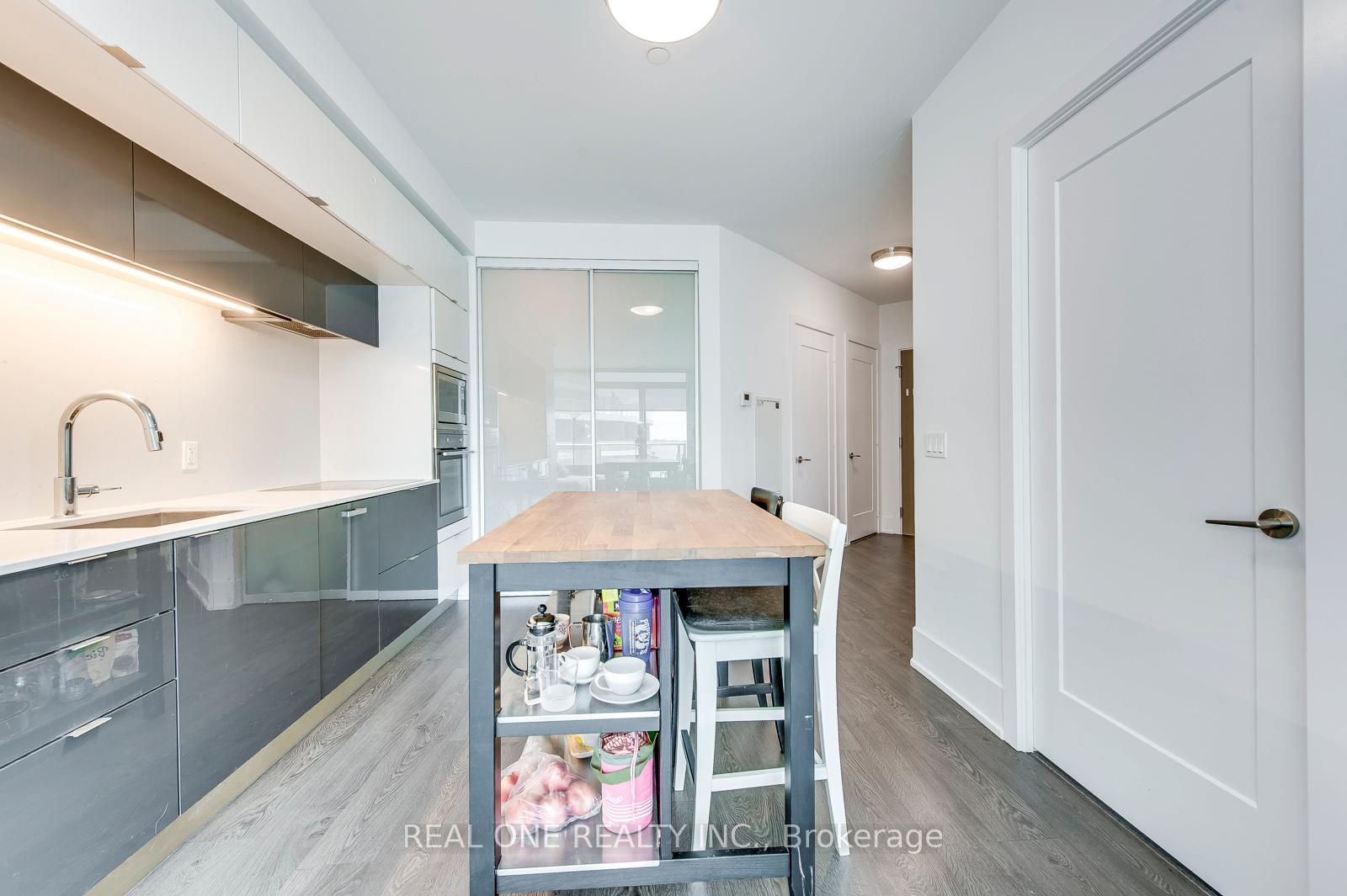 2 Bedrooms Condo at 1 Edgewater, Toronto For sale