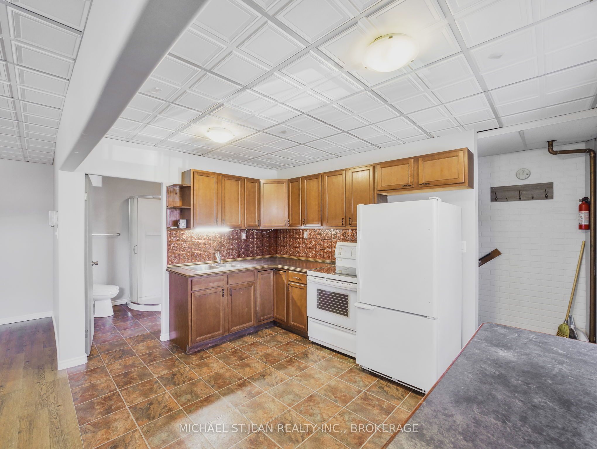 14 Victoria Avenue N
