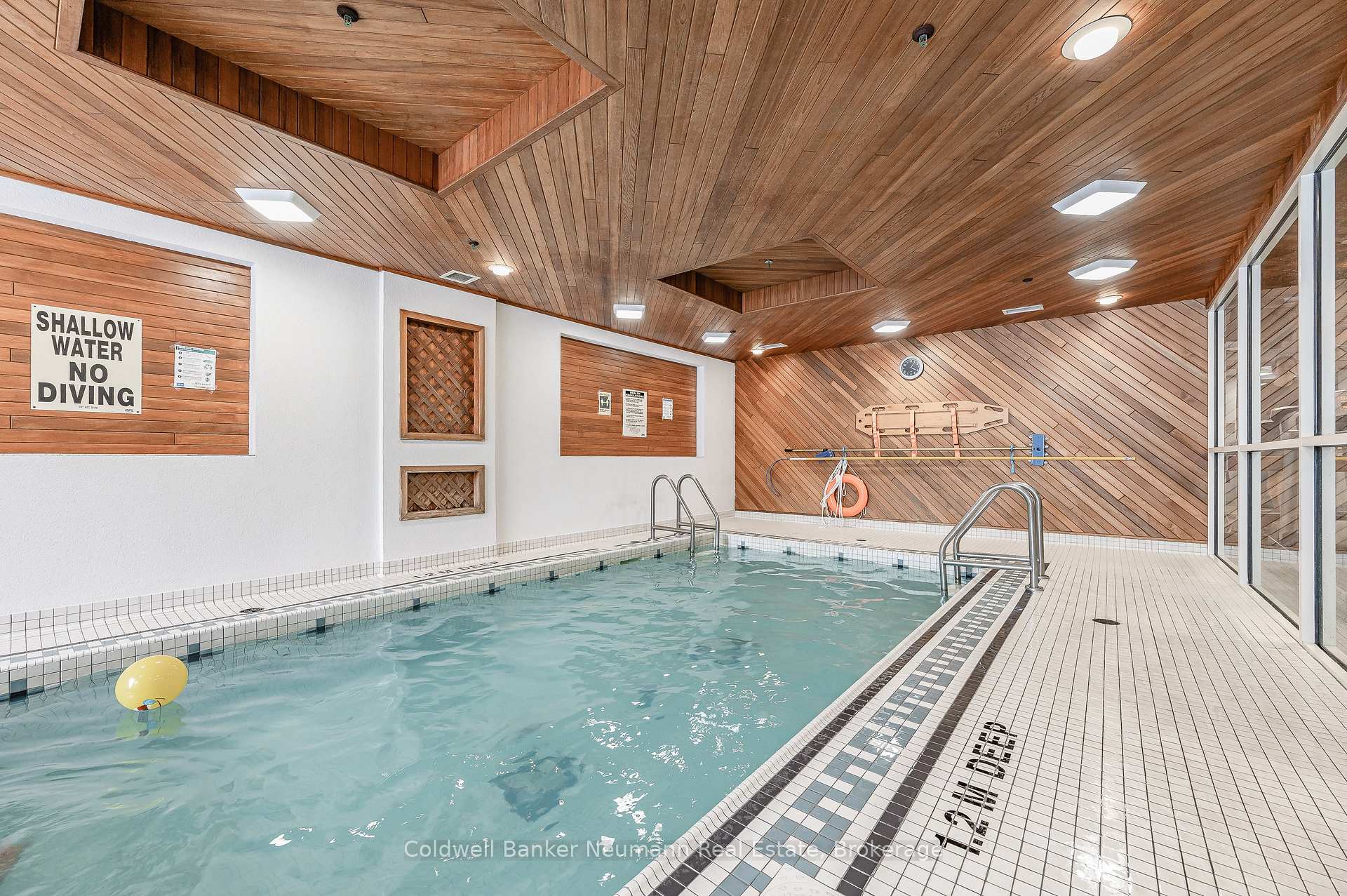 2 Bedrooms Condo at 60 Old Mill, Oakville For sale