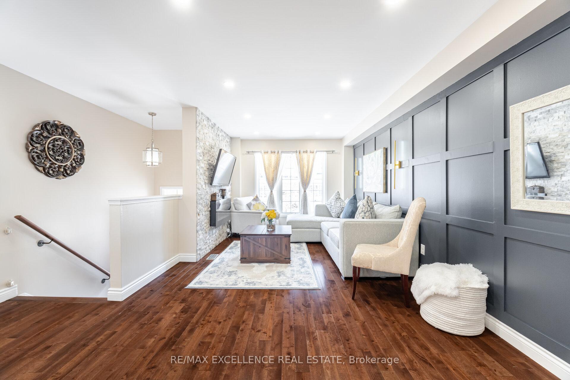 3 Bedrooms Condo at 4950 Albina, Mississauga For sale