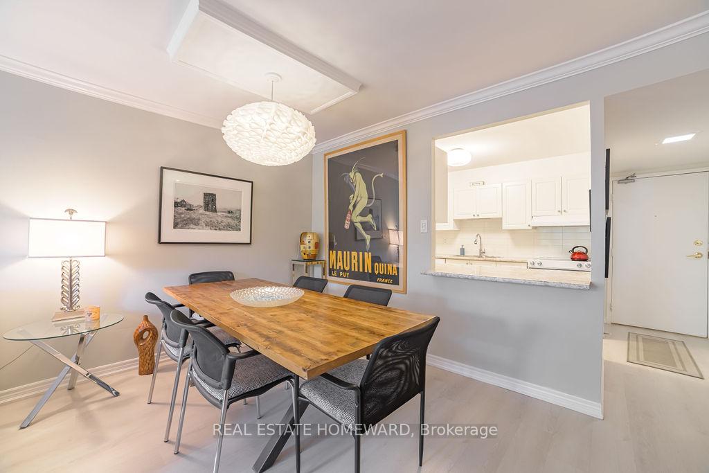 3 Bedrooms Condo at 20 Fashion Roseway, Toronto For sale