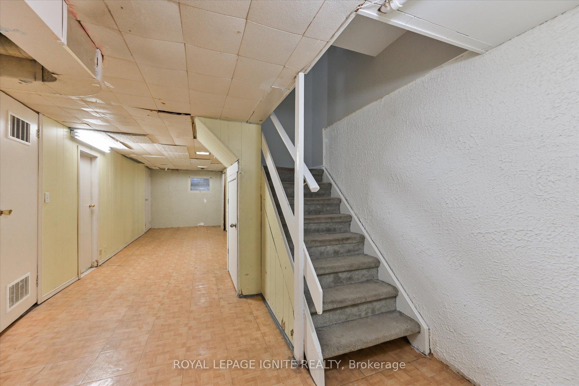 5 Bedrooms Condo at 40 Dundalk, Toronto For sale
