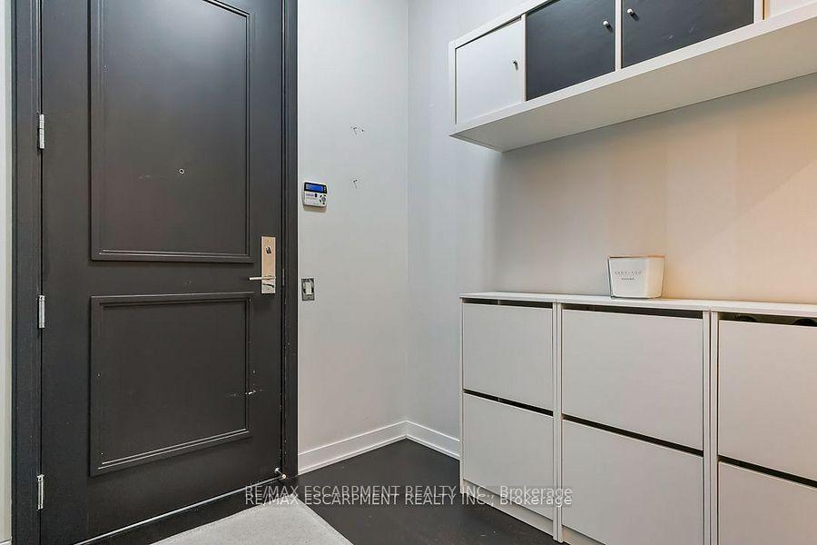 2 Bedrooms Condo at 88 Park Lawn, Toronto For sale