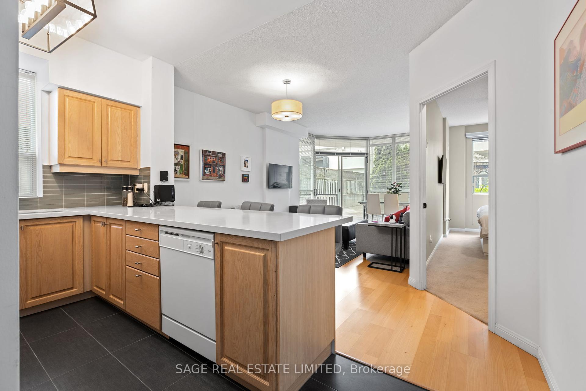2 Bedrooms Condo at 55 Lorindale, Toronto For sale