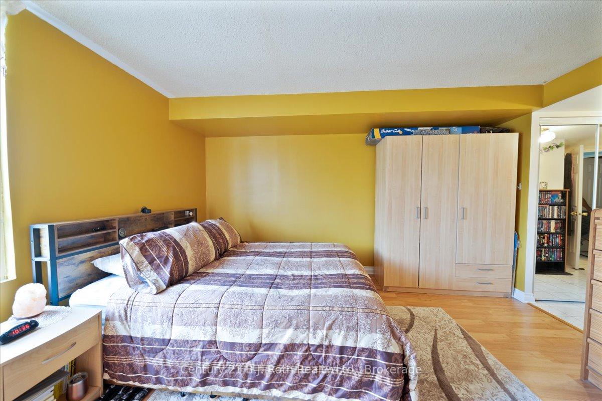 1 Bedroom Condo at 41 MARKBROOK, Toronto For sale