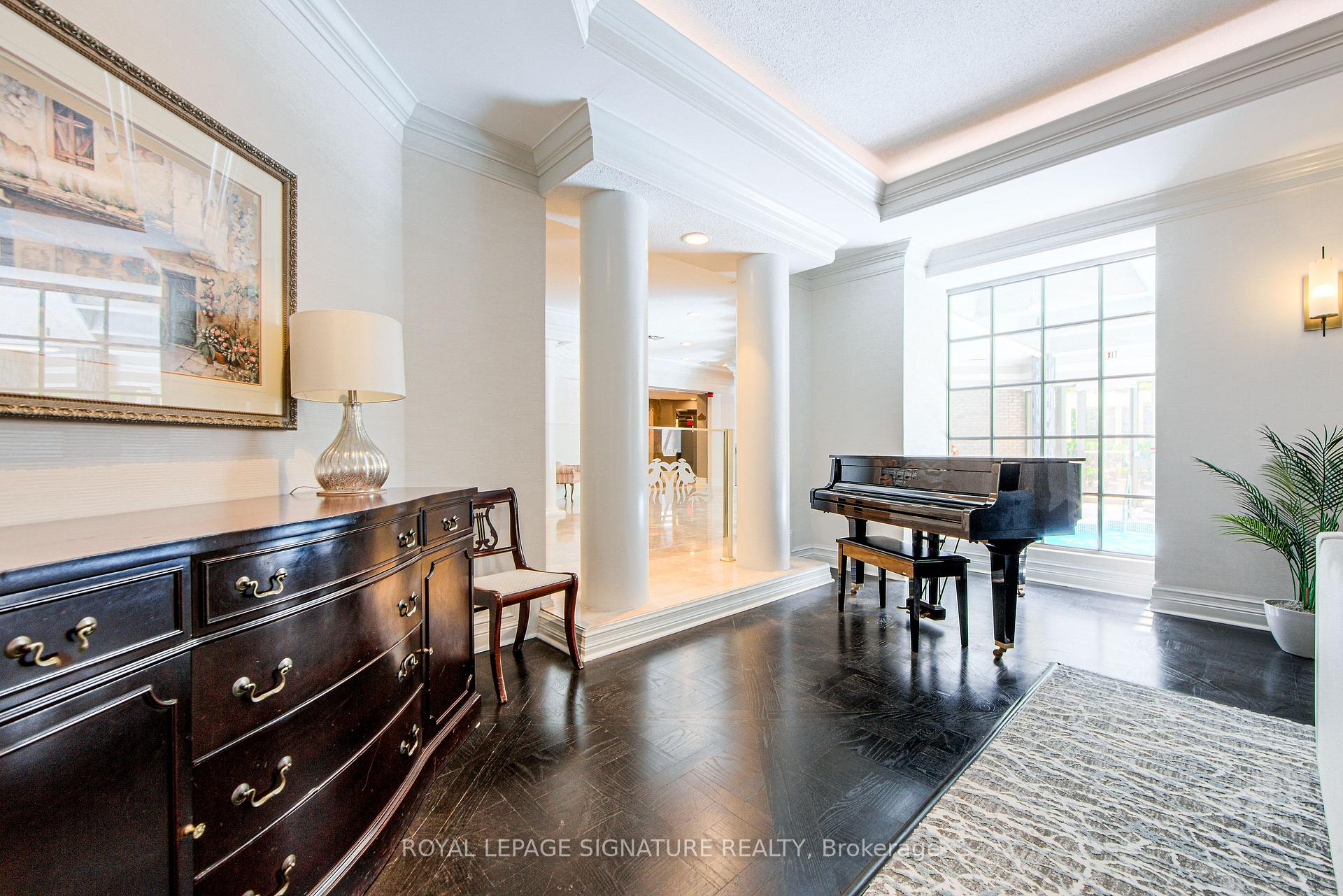 3 Bedrooms Condo at 55 Kingsbridge Garden, Mississauga For sale