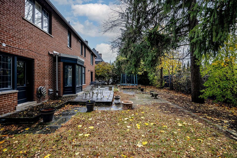 6 Versailles Court