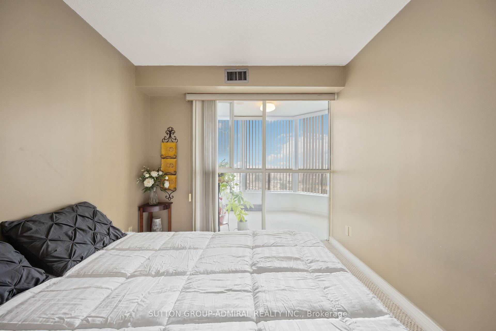 3 Bedrooms Condo at 4460 Tucana, Mississauga For sale