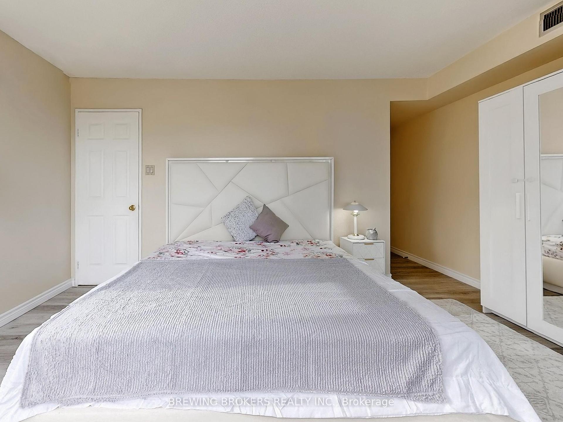 3 Bedrooms Condo at 4450 Tucana, Mississauga For sale