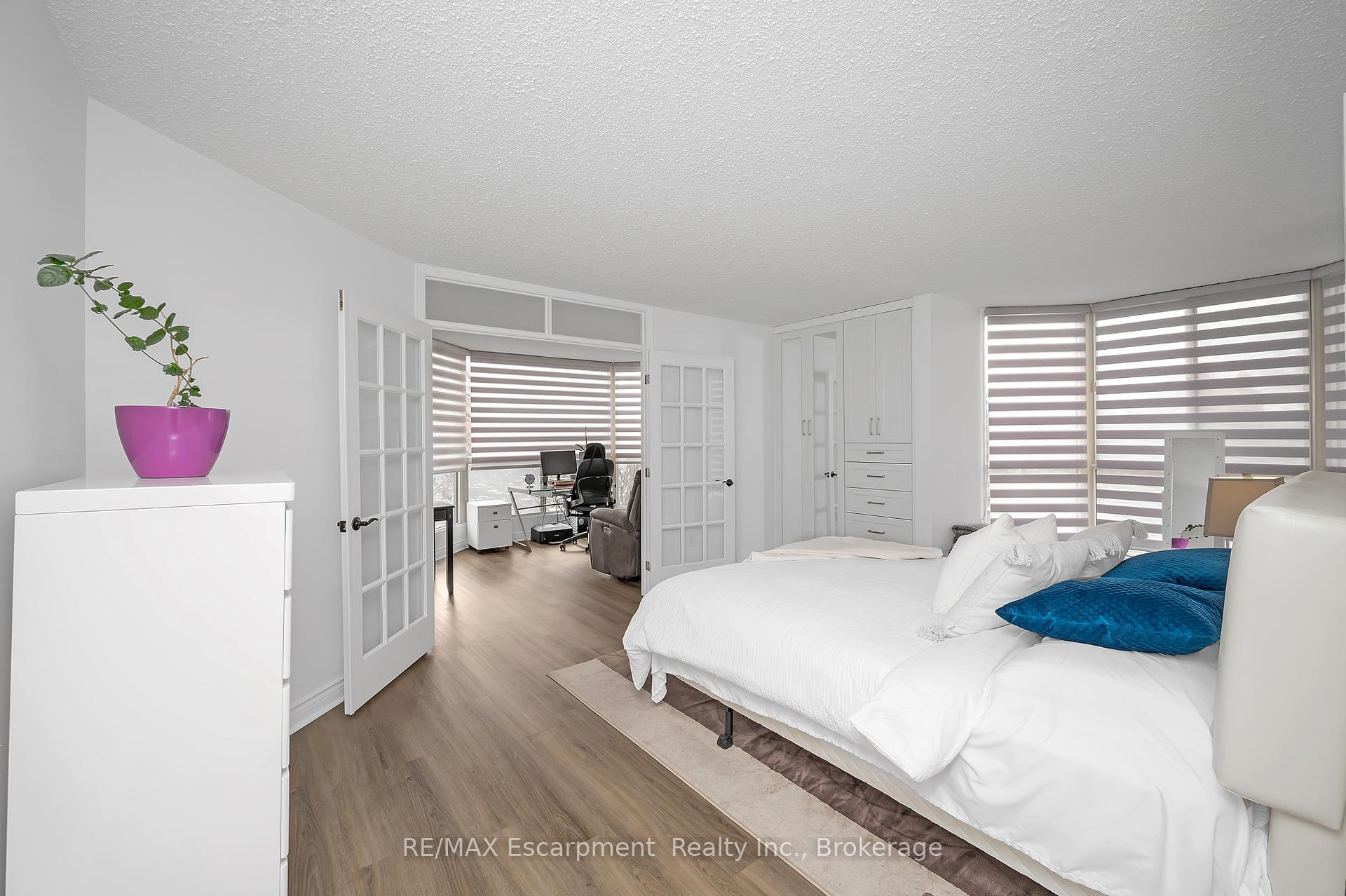 3 Bedrooms Condo at 1237 North Shore, Burlington For sale