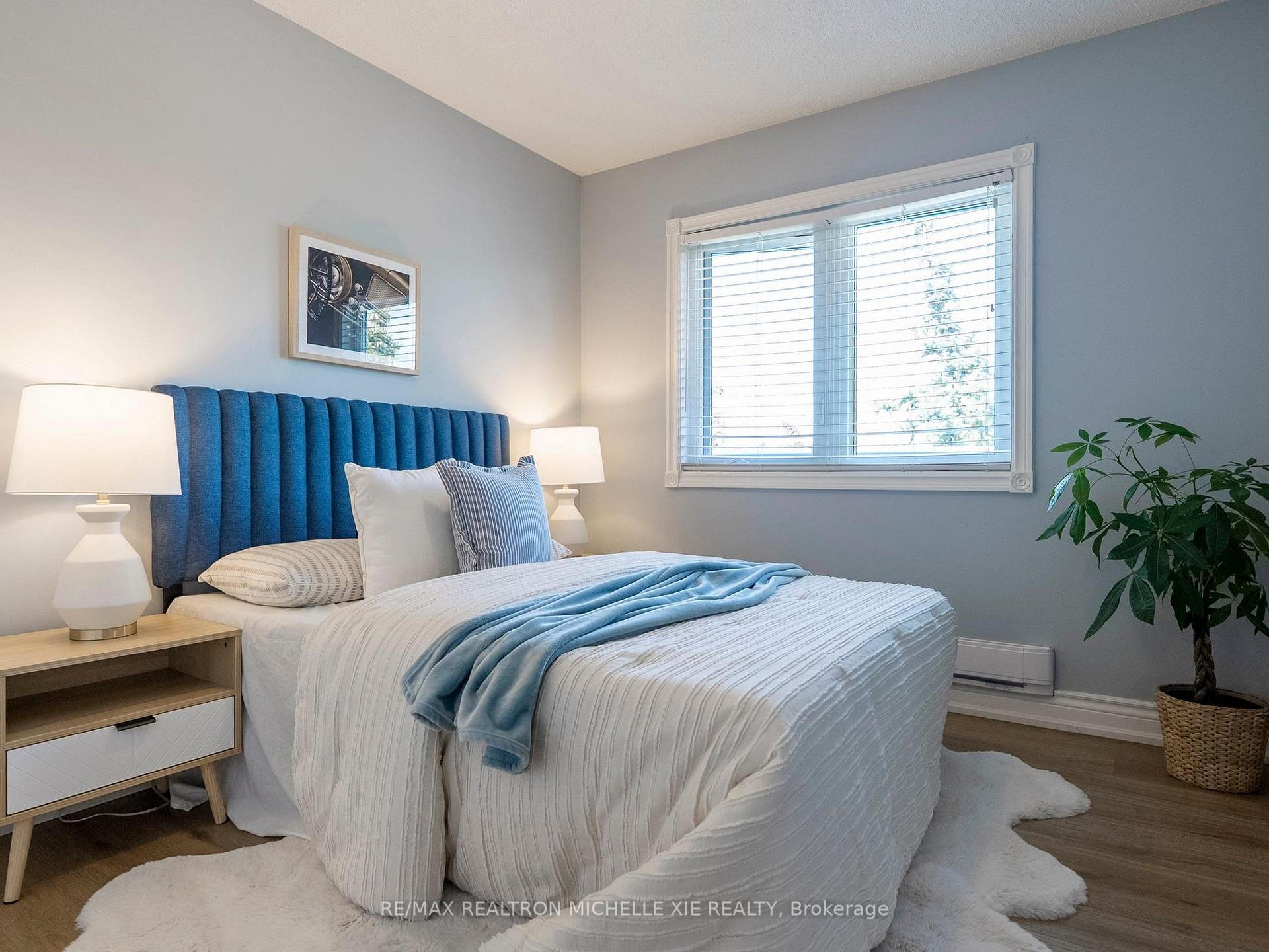 2 Bedrooms Condo at 65 Trailwood, Mississauga For sale