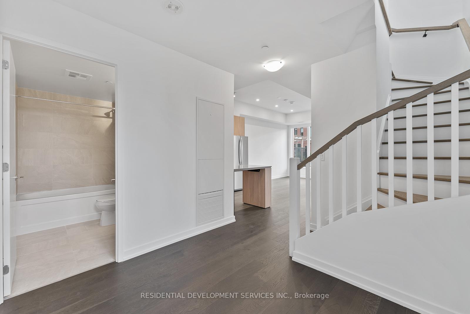 4 Bedrooms Condo at 15 Maryport,  Toronto For sale