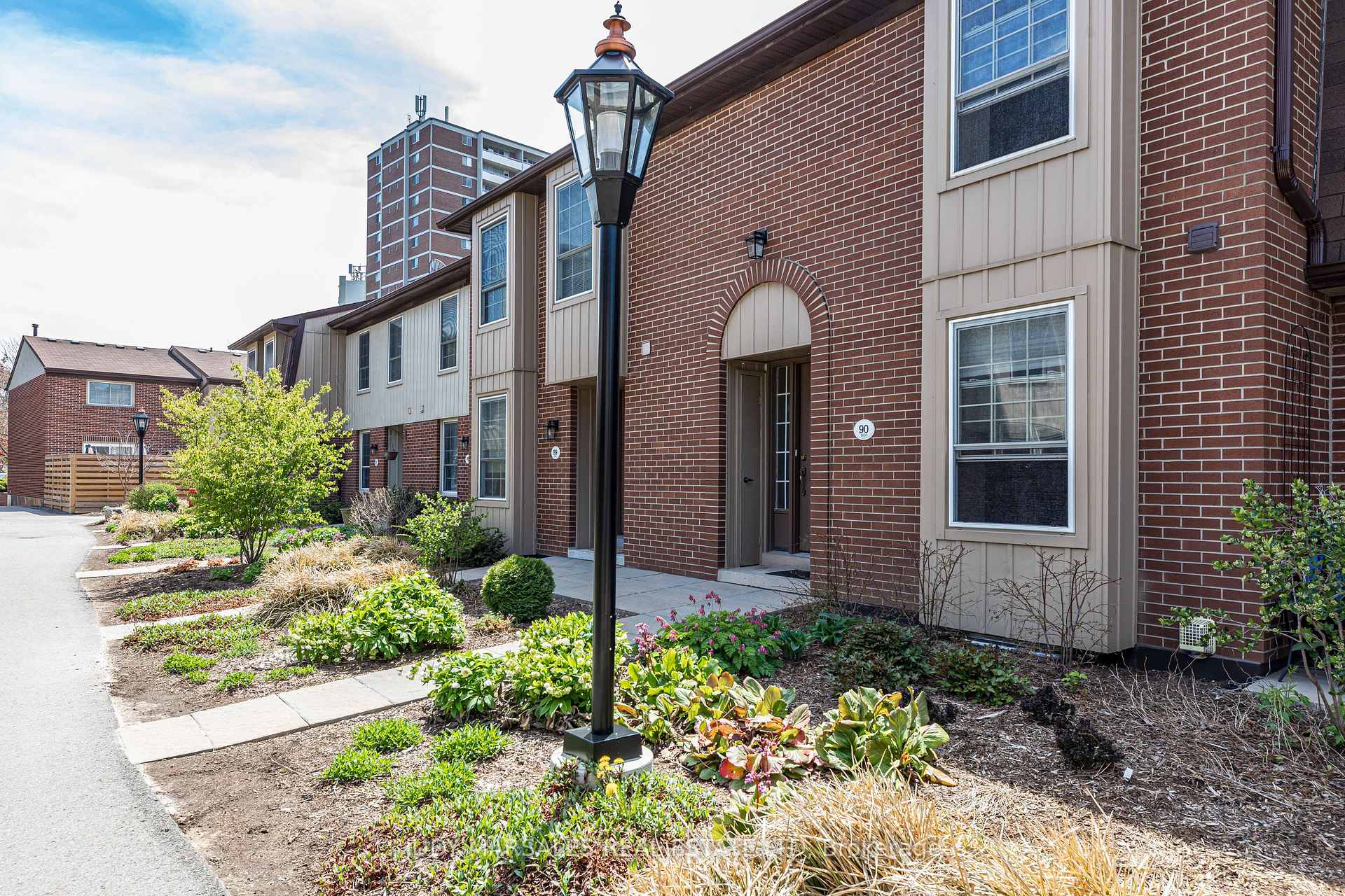 3 Bedrooms Condo at 3035 Glencrest, Burlington For sale