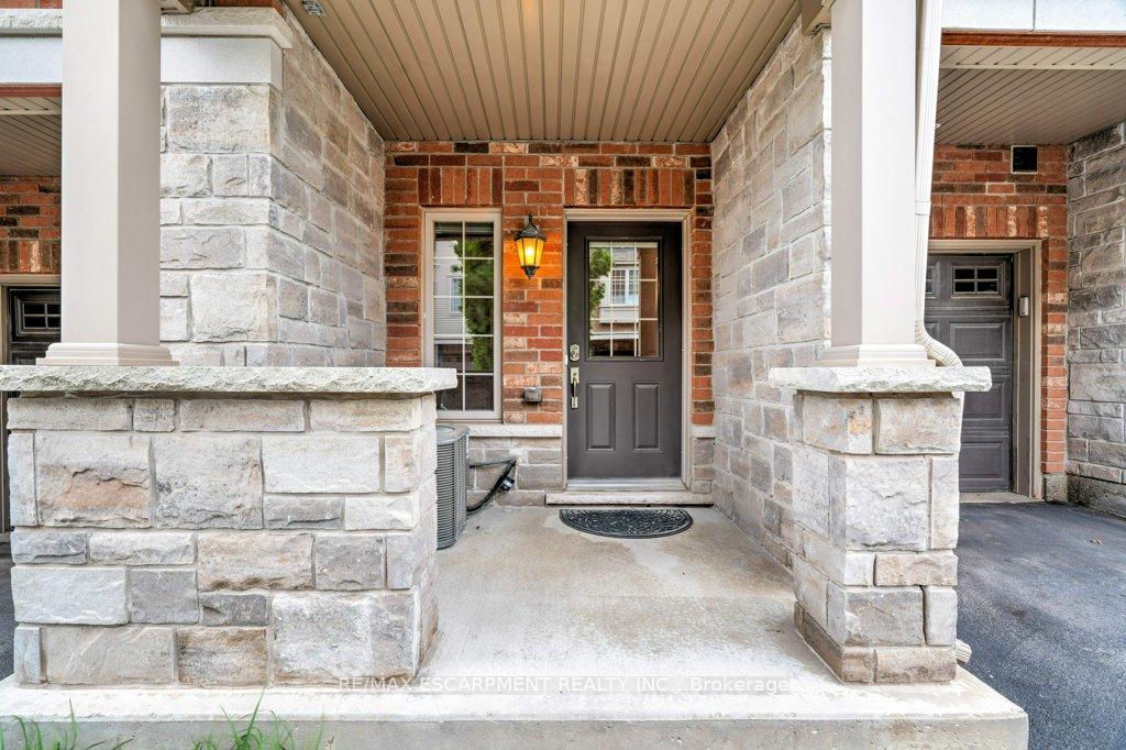 2 Bedrooms Condo at 257 Parkside, Hamilton For sale