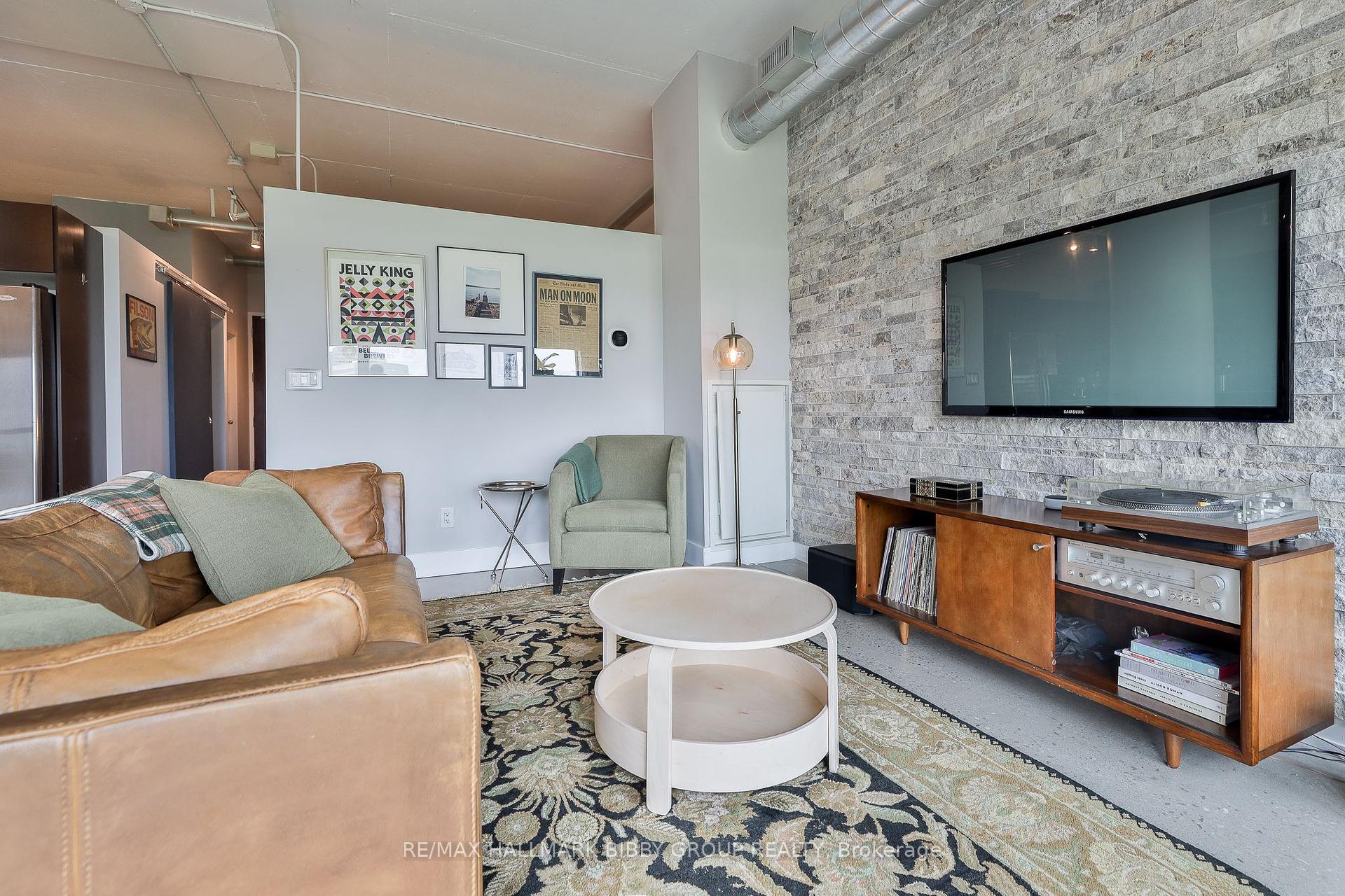 2 Bedrooms Condo at 2 Fieldway, Toronto For sale
