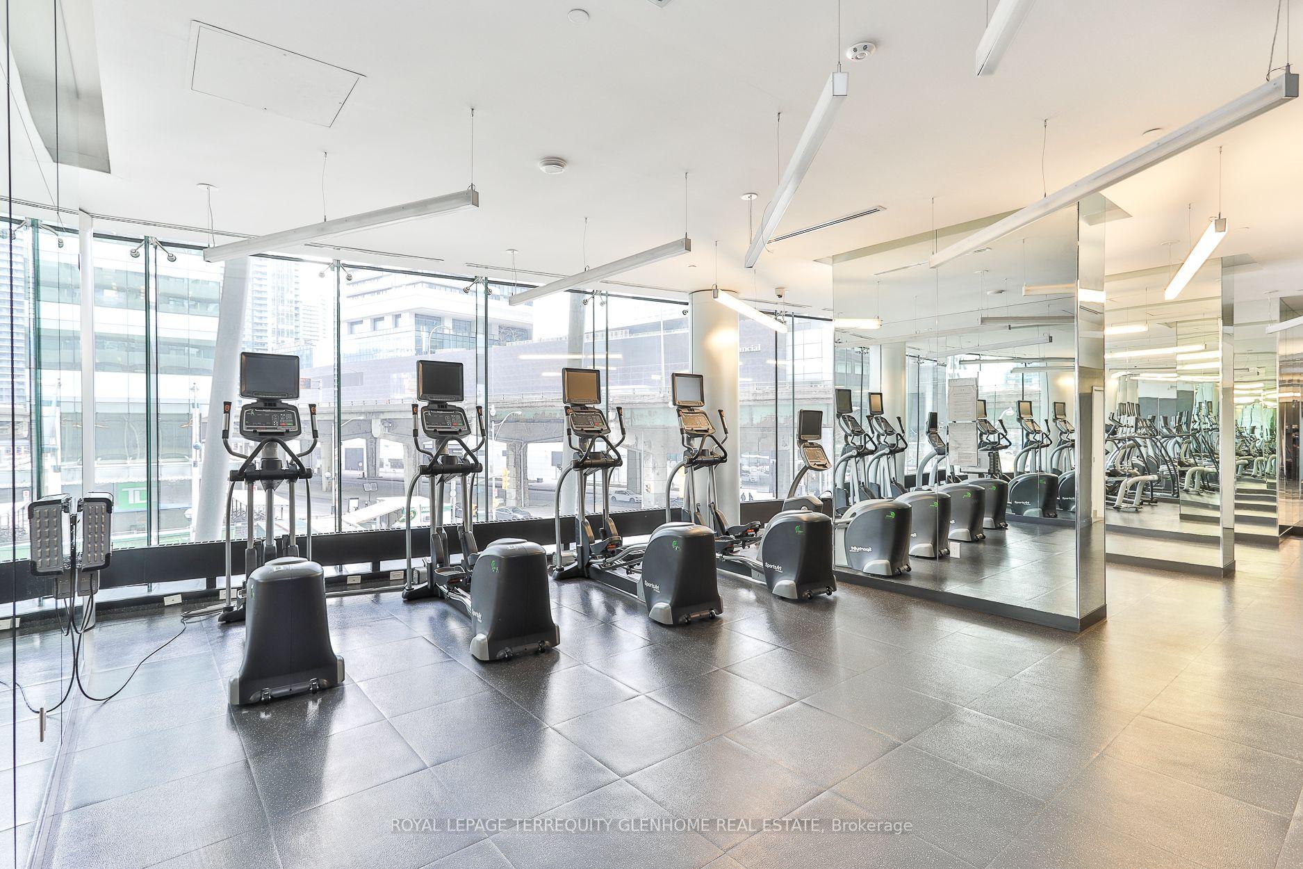 2 Bedrooms Condo at 14 York,  Toronto For sale