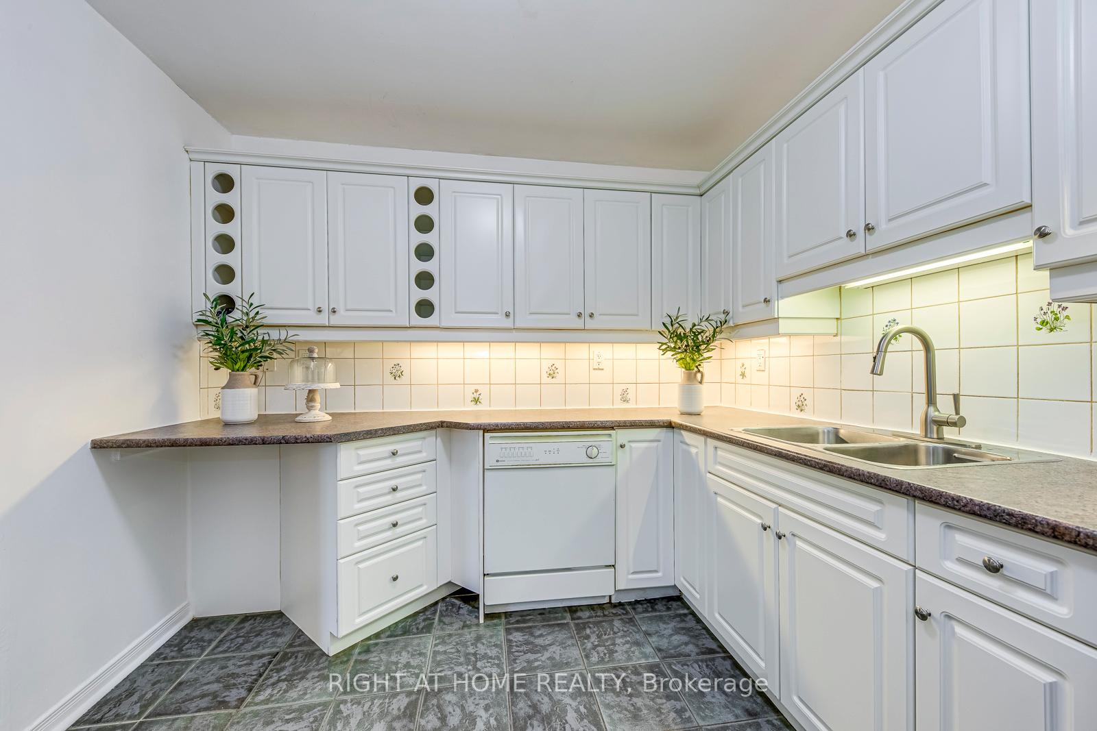 3 Bedrooms Condo at 1058 Falgarwood, Oakville For sale