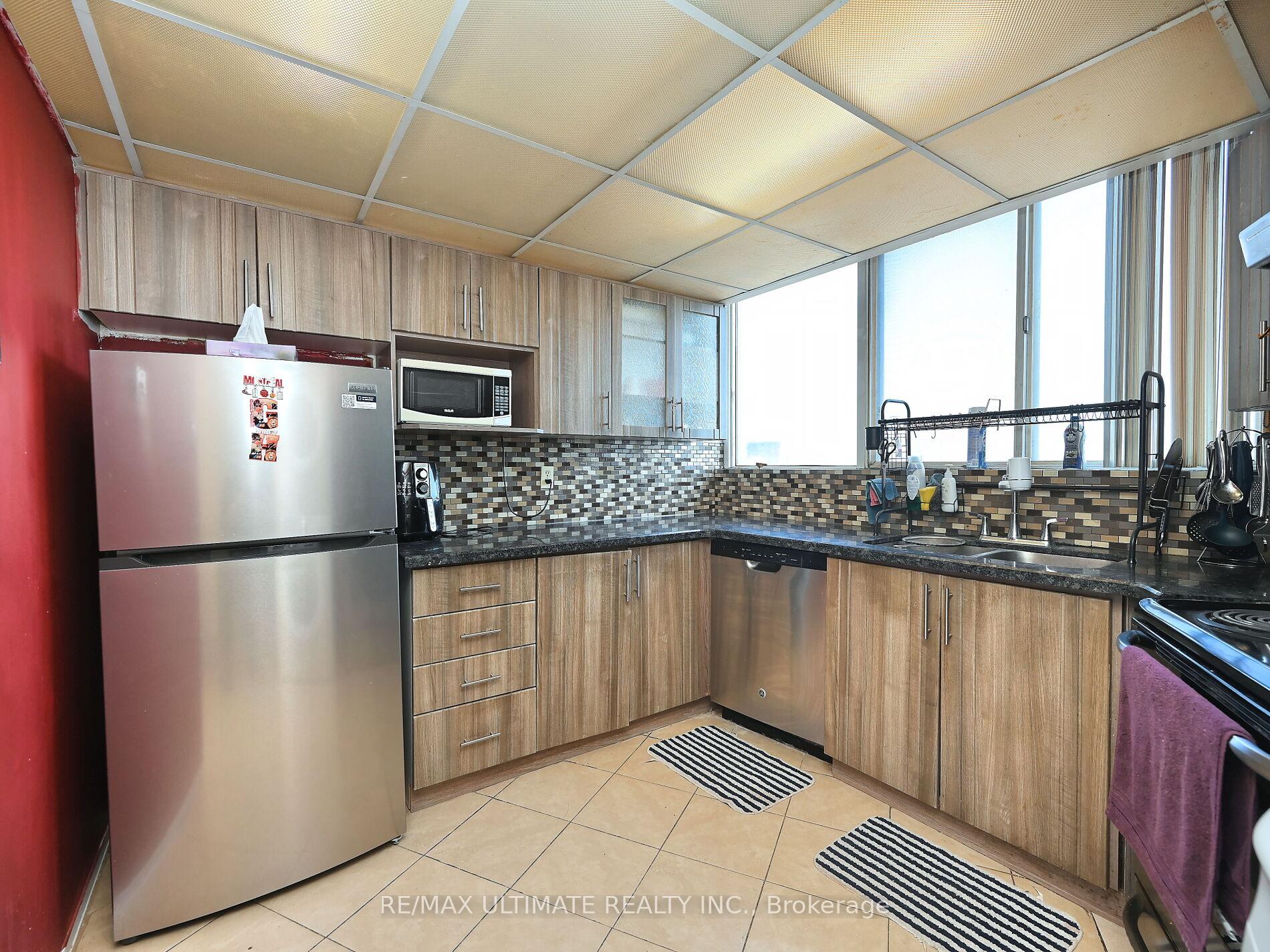3 Bedrooms Condo at 3700 Kaneff, Mississauga For sale