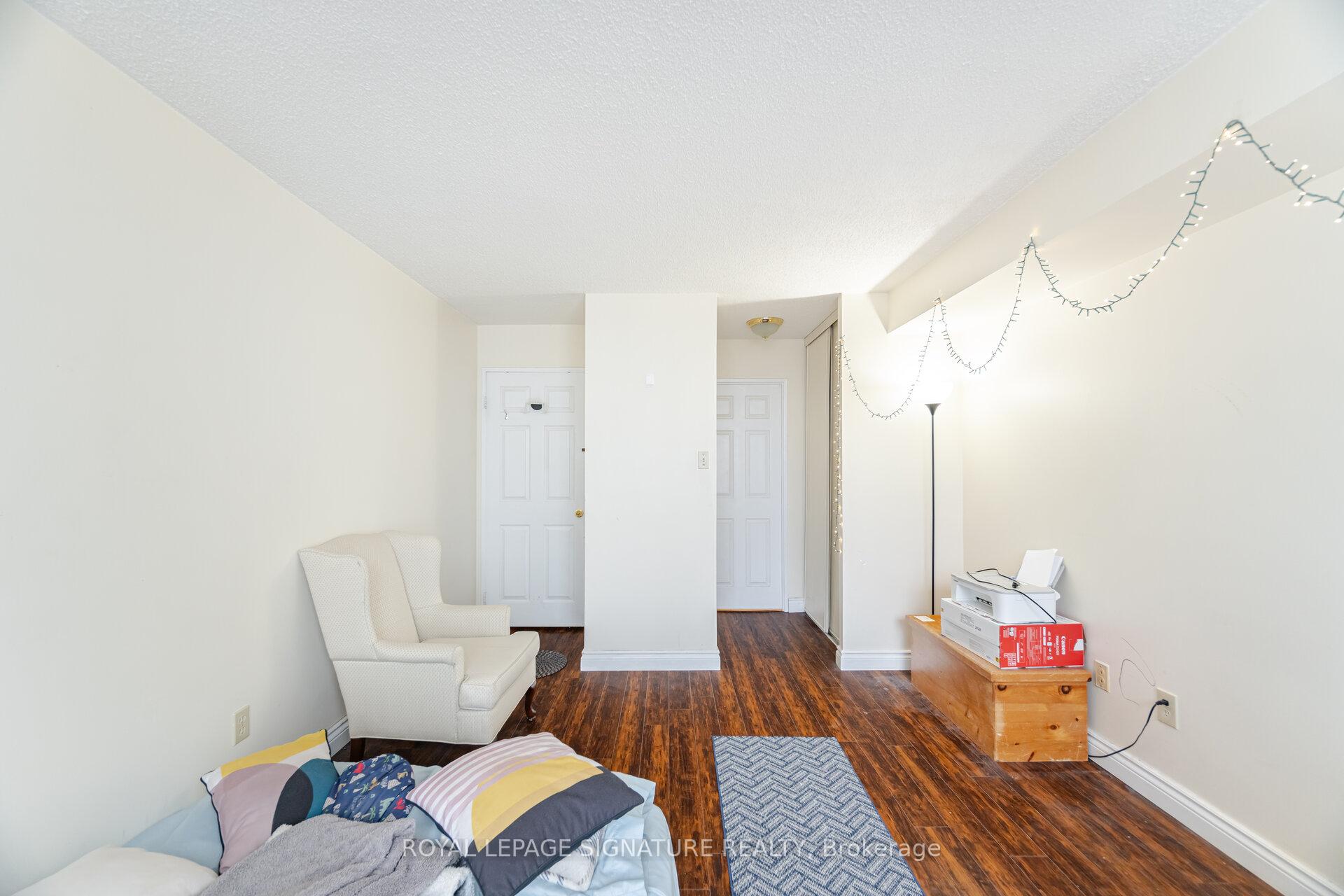 3 Bedrooms Condo at 250 Webb, Mississauga For sale