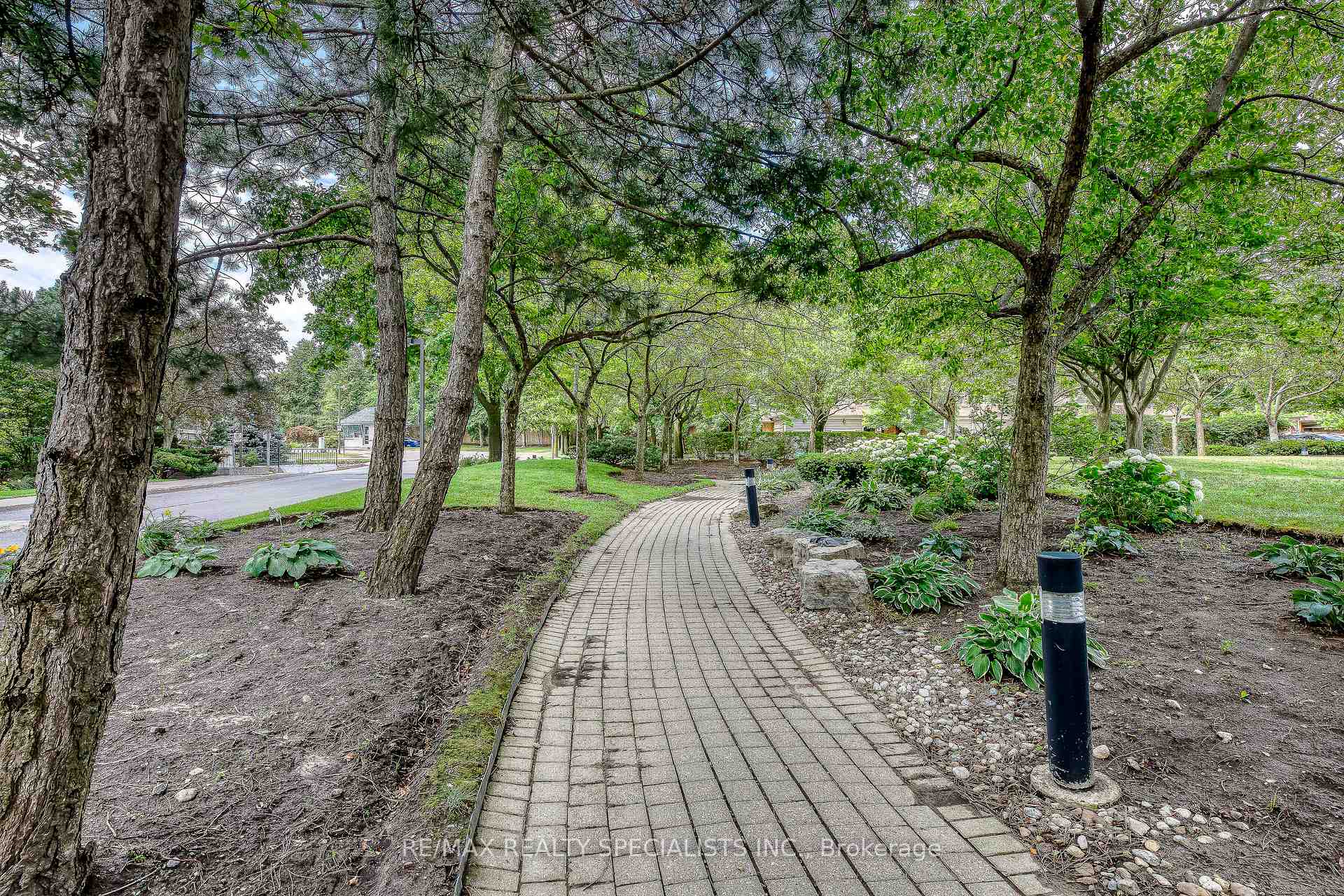 2 Bedrooms Condo at 2177 Burnhamthorpe, Mississauga For sale