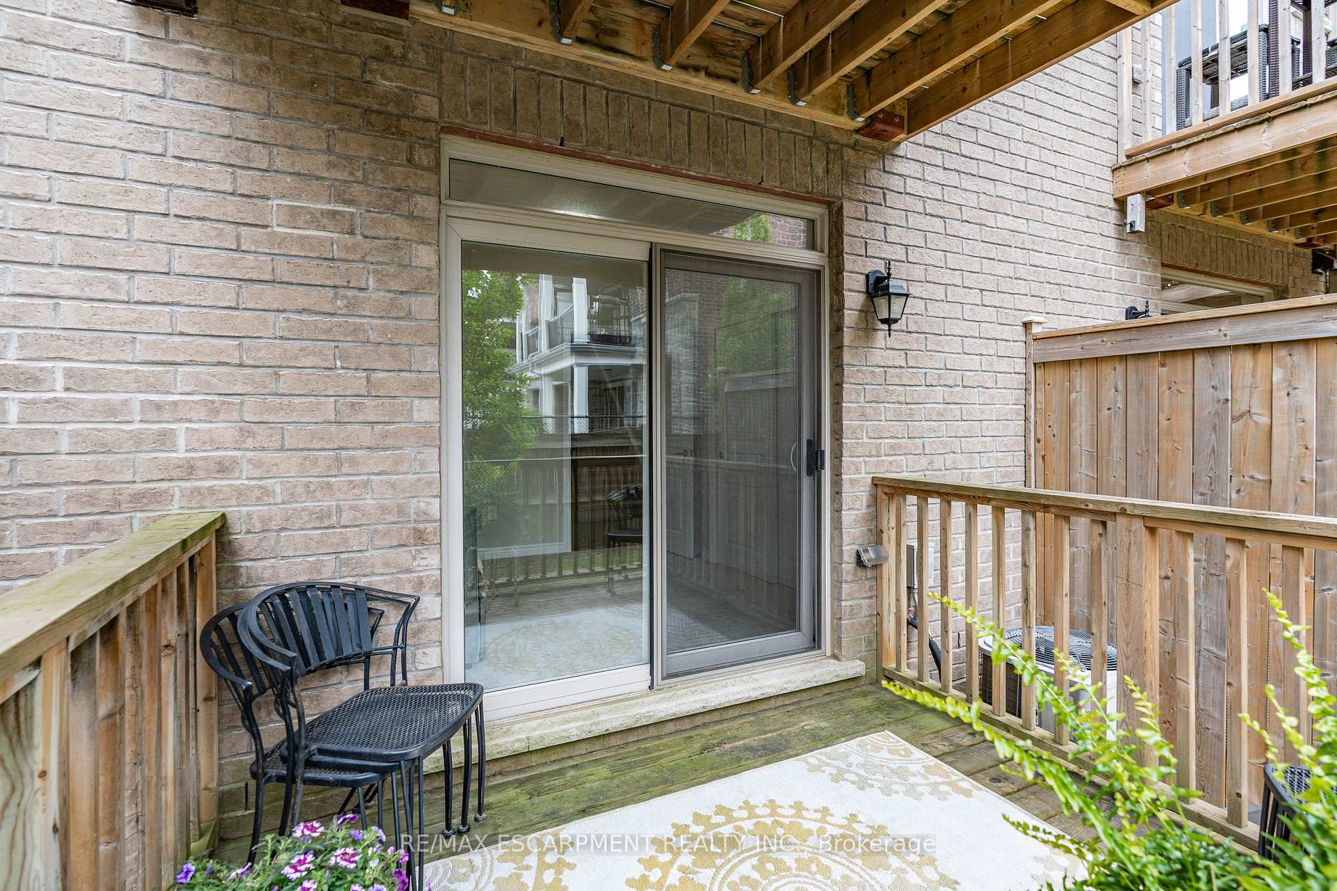3 Bedrooms Condo at 215 Dundas, Hamilton For sale