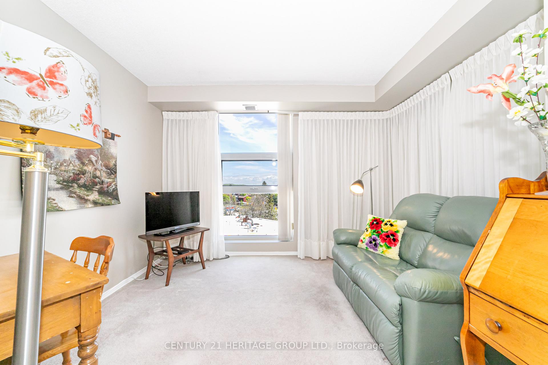 2 Bedrooms Condo at 10 Dean Park, Toronto For sale
