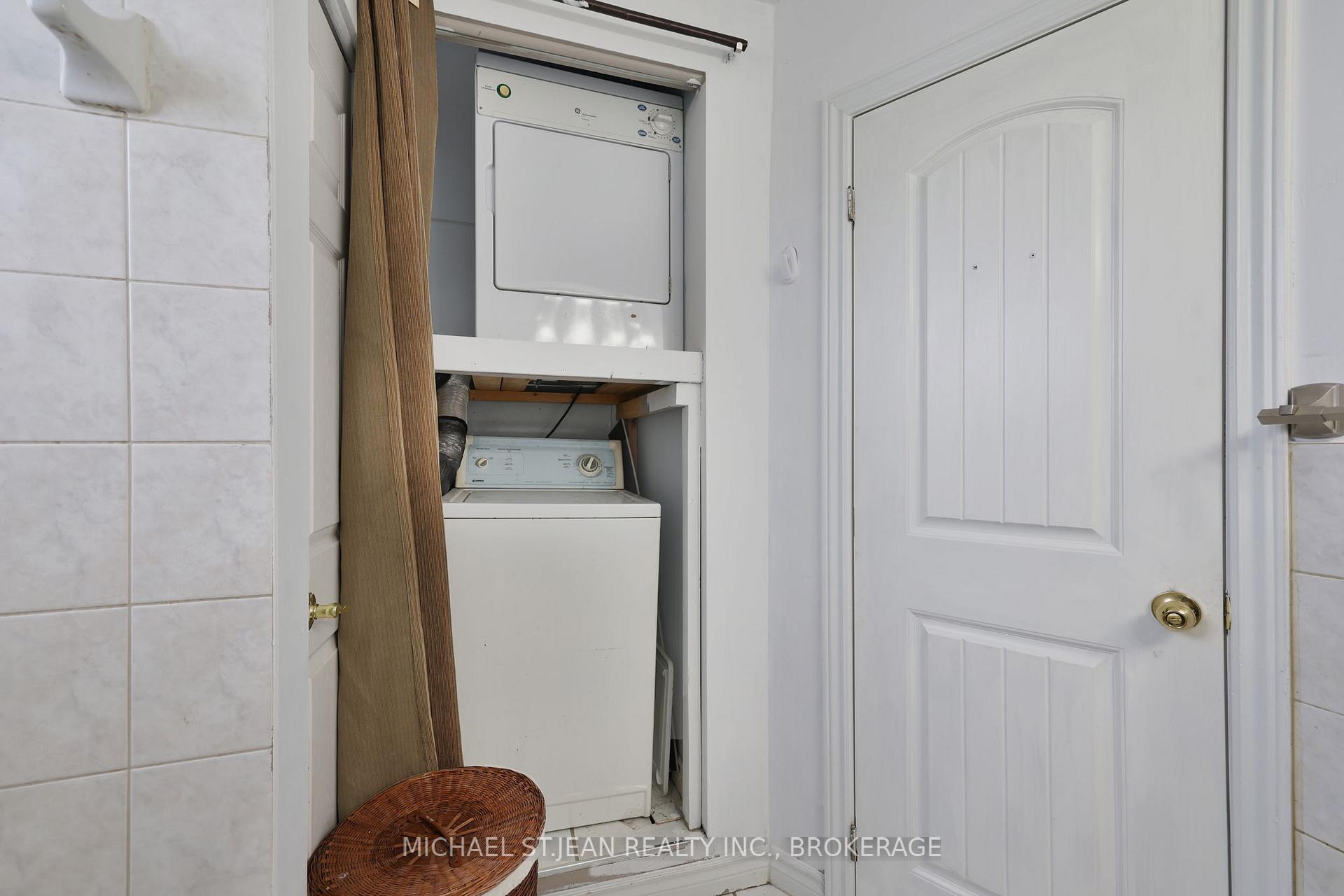 2 Bedrooms Condo at 851 Queenston, Hamilton For sale