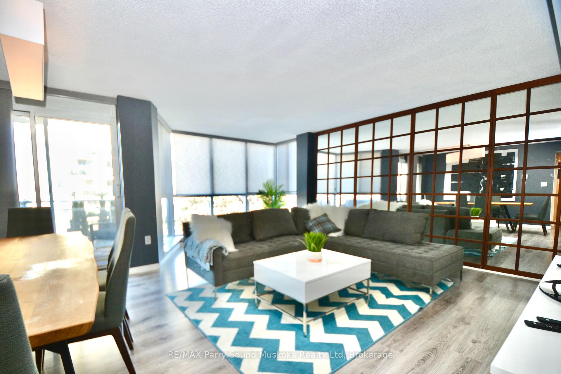 2 Bedrooms Condo at 1071 Queens, Oakville For sale