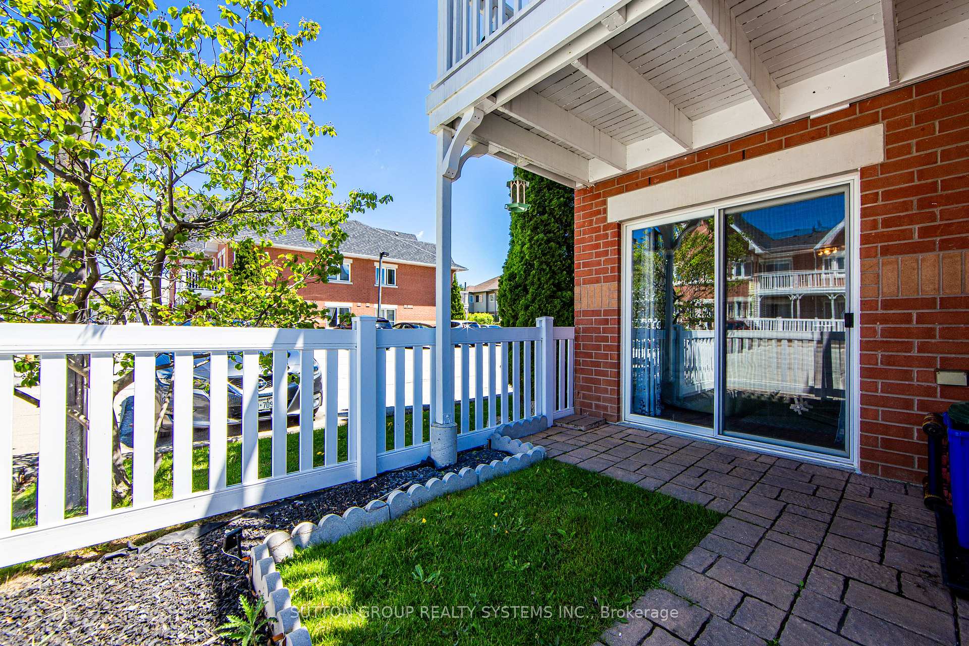 2 Bedrooms Condo at 1701 Lampman, Burlington For sale