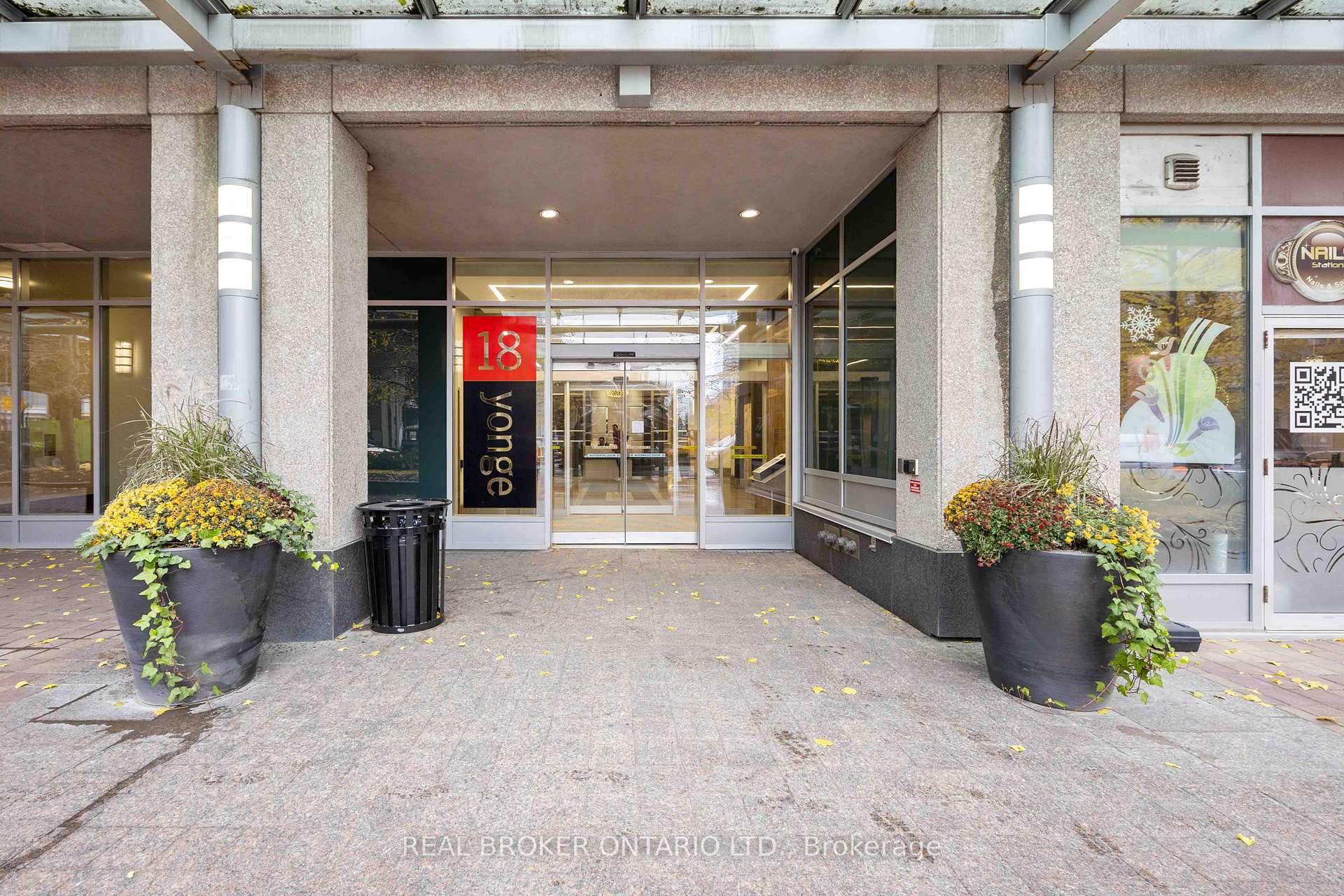 2 Bedrooms Condo at 18 Yonge,  Toronto For sale