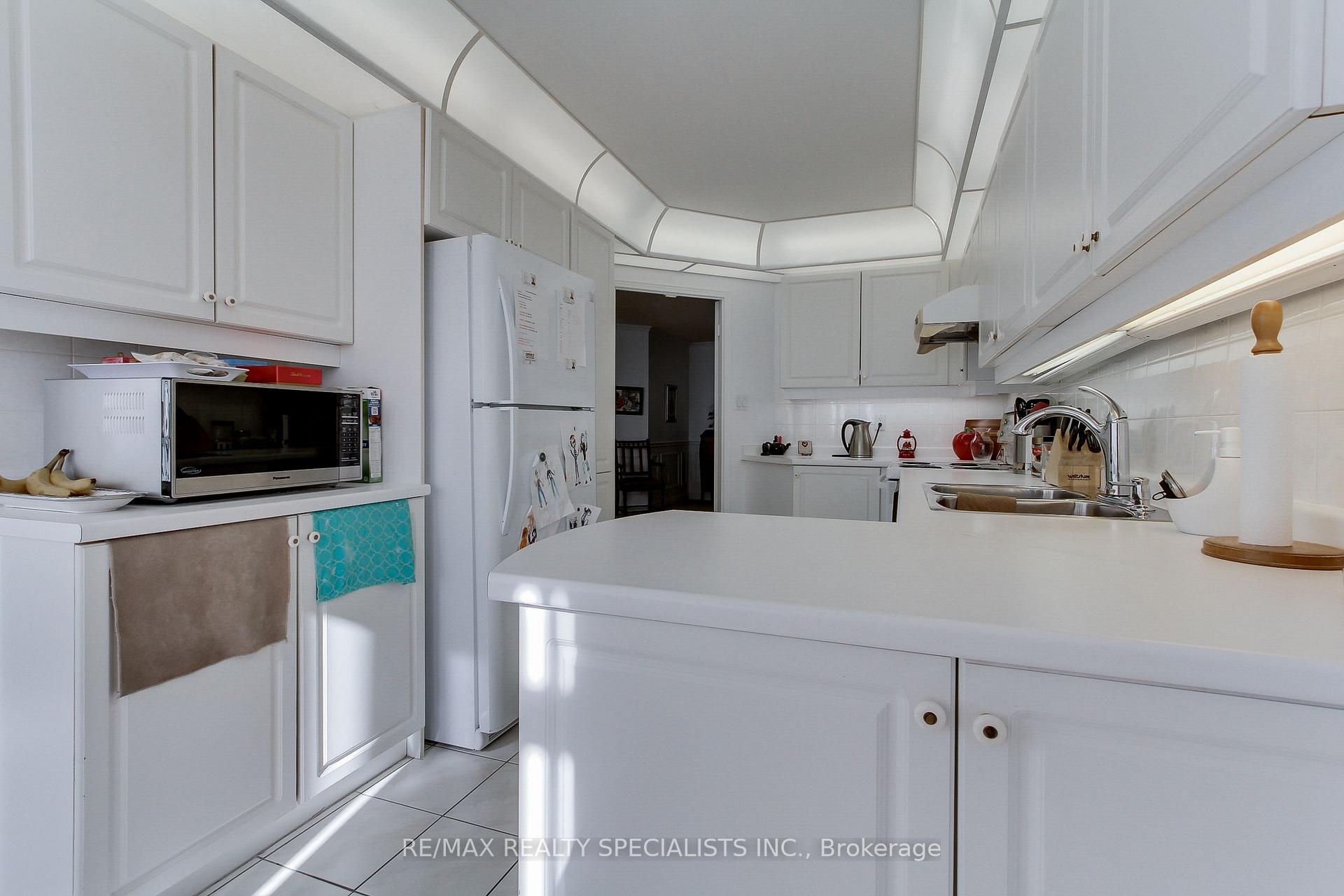 3 Bedrooms Condo at 168 Bonis, Toronto For sale