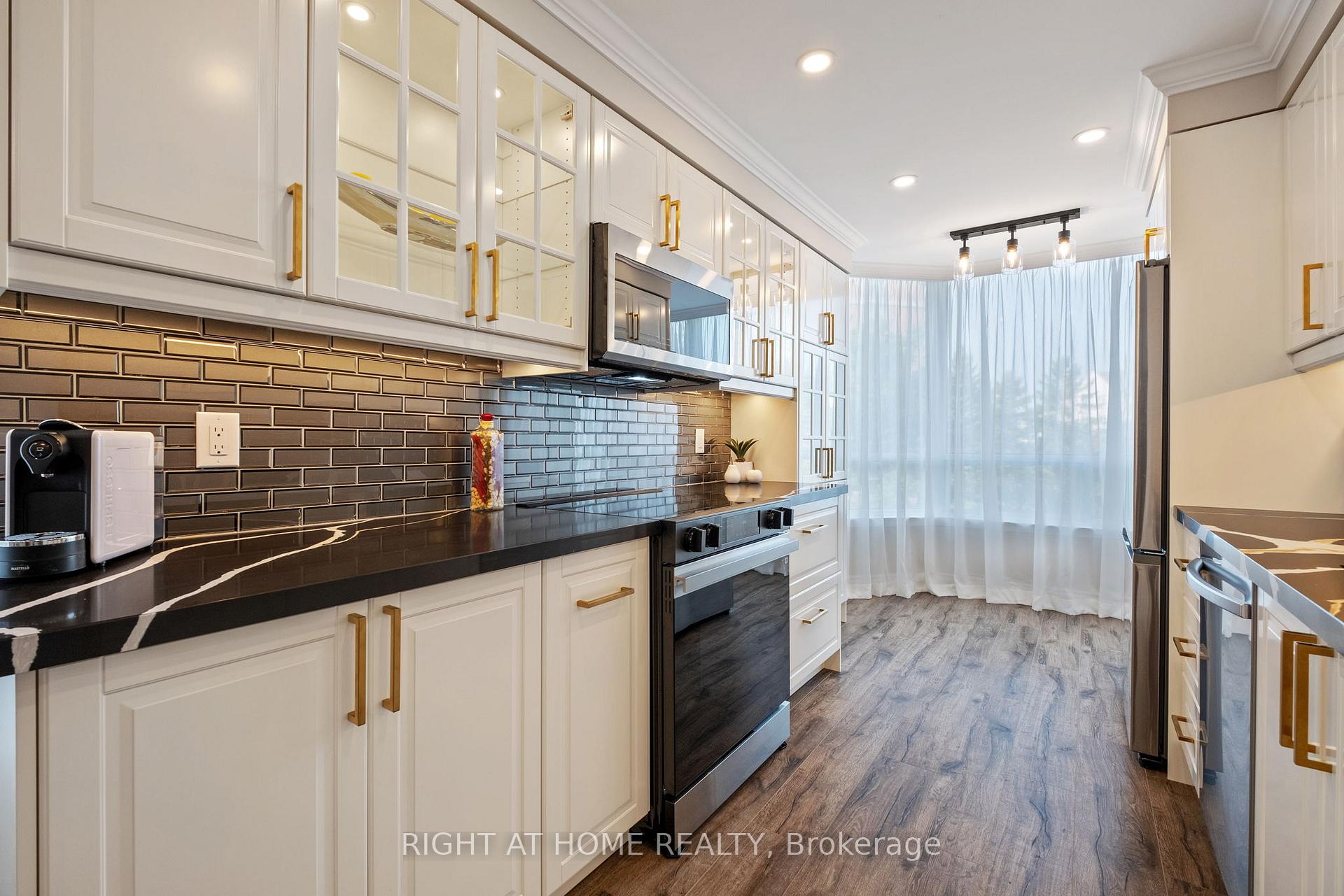 3 Bedrooms Condo at 120 Promenade,  Vaughan For sale