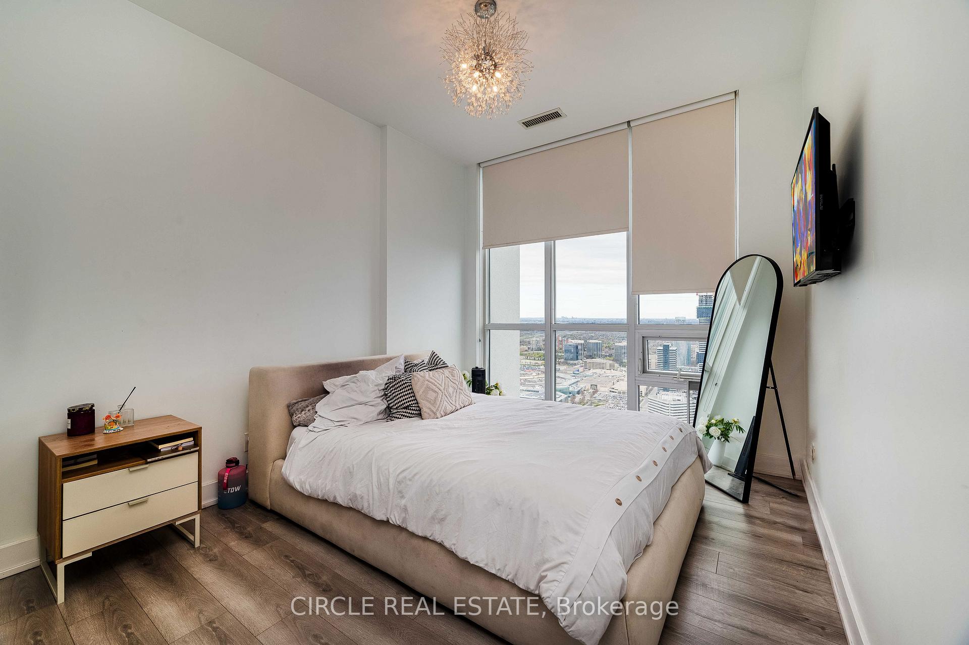 4 Bedrooms Condo at 4011 Brickstone Mews, Mississauga For sale