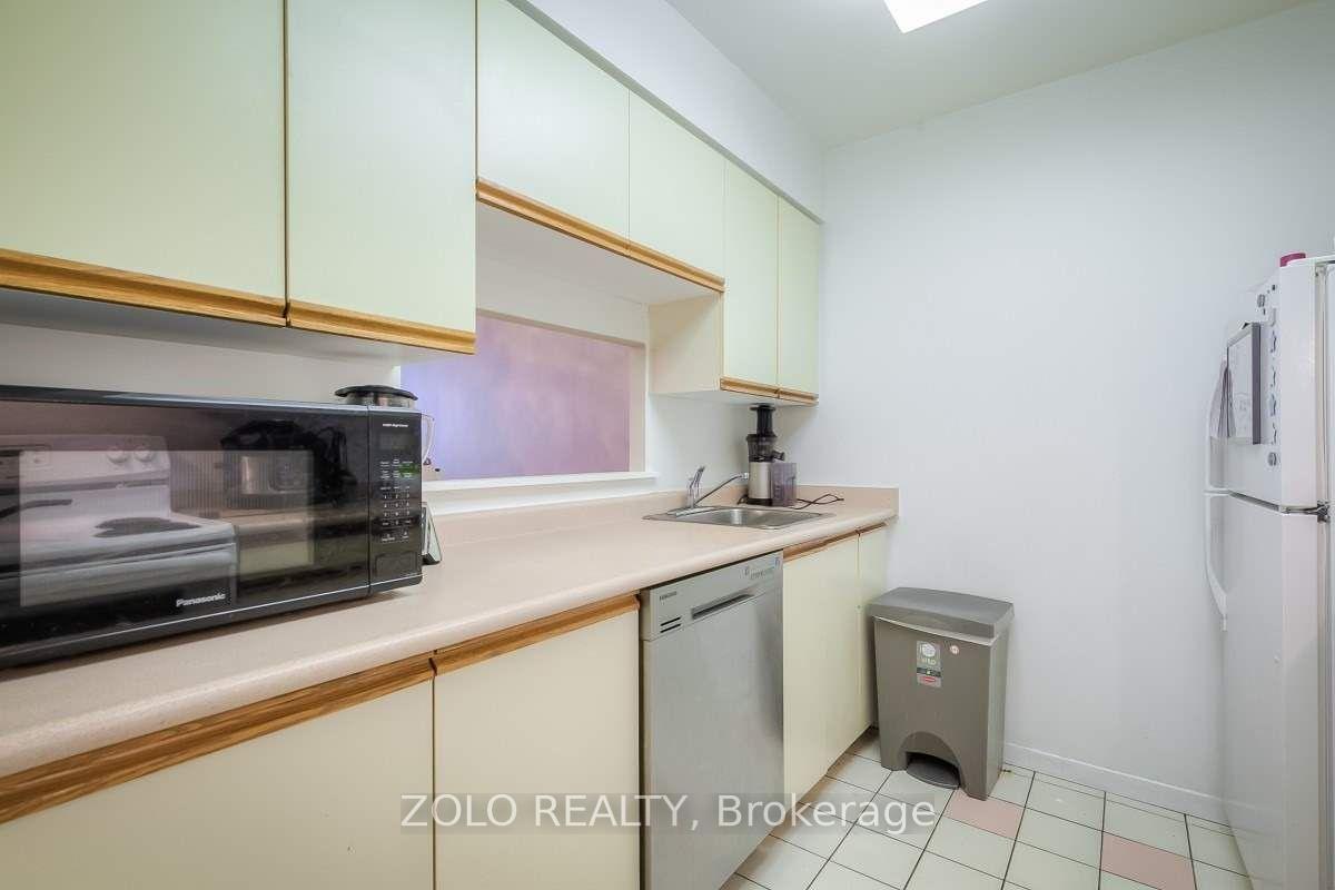 1 Bedroom Condo at 21 Overlea,  Toronto For sale