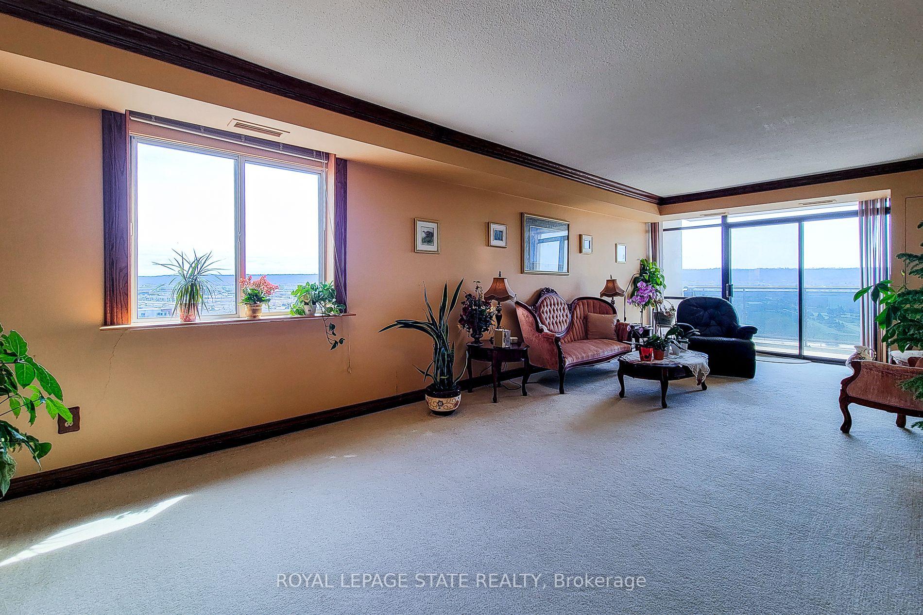 3 Bedrooms Condo at 301 Frances, Hamilton For sale