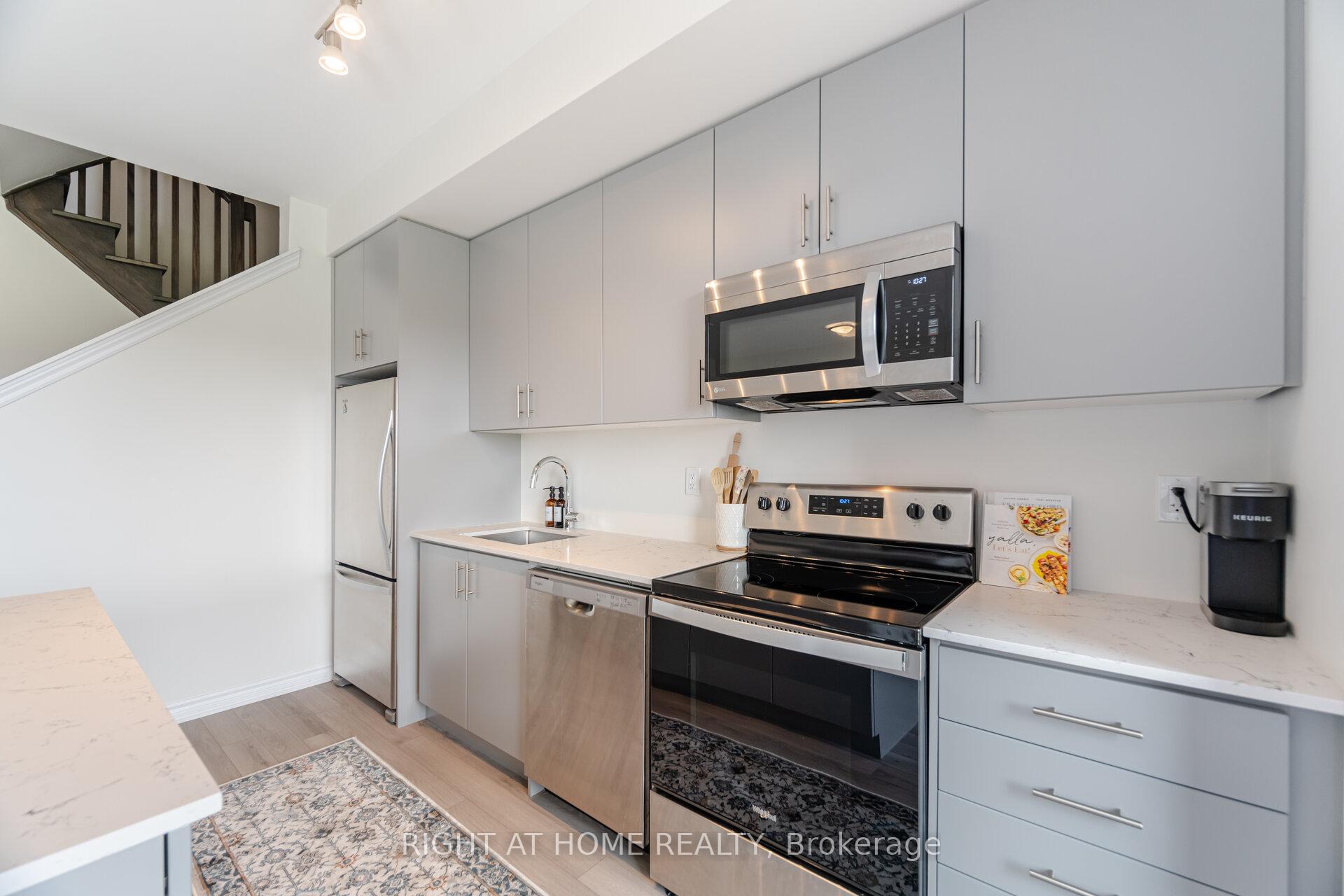 2 Bedrooms Condo at 349 Wheat Boom, Oakville For sale