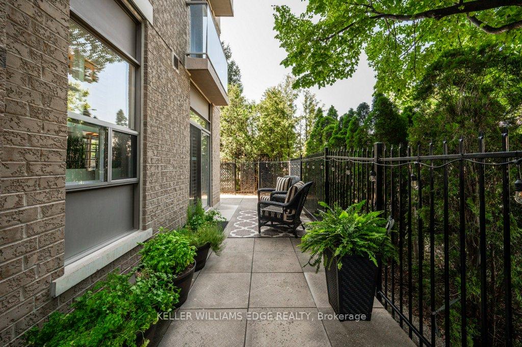 2 Bedrooms Condo at 1150 Parkwest, Mississauga For sale
