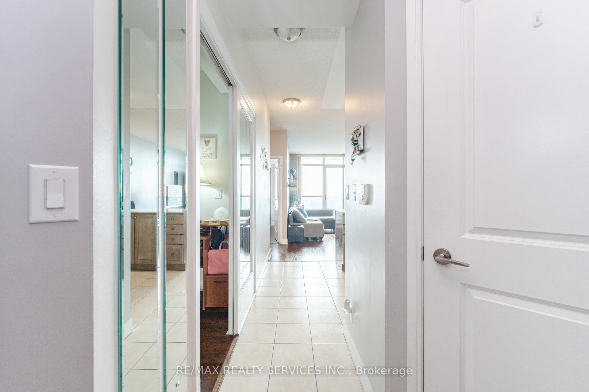 2 Bedrooms Condo at 80 Absolute,  Mississauga For sale