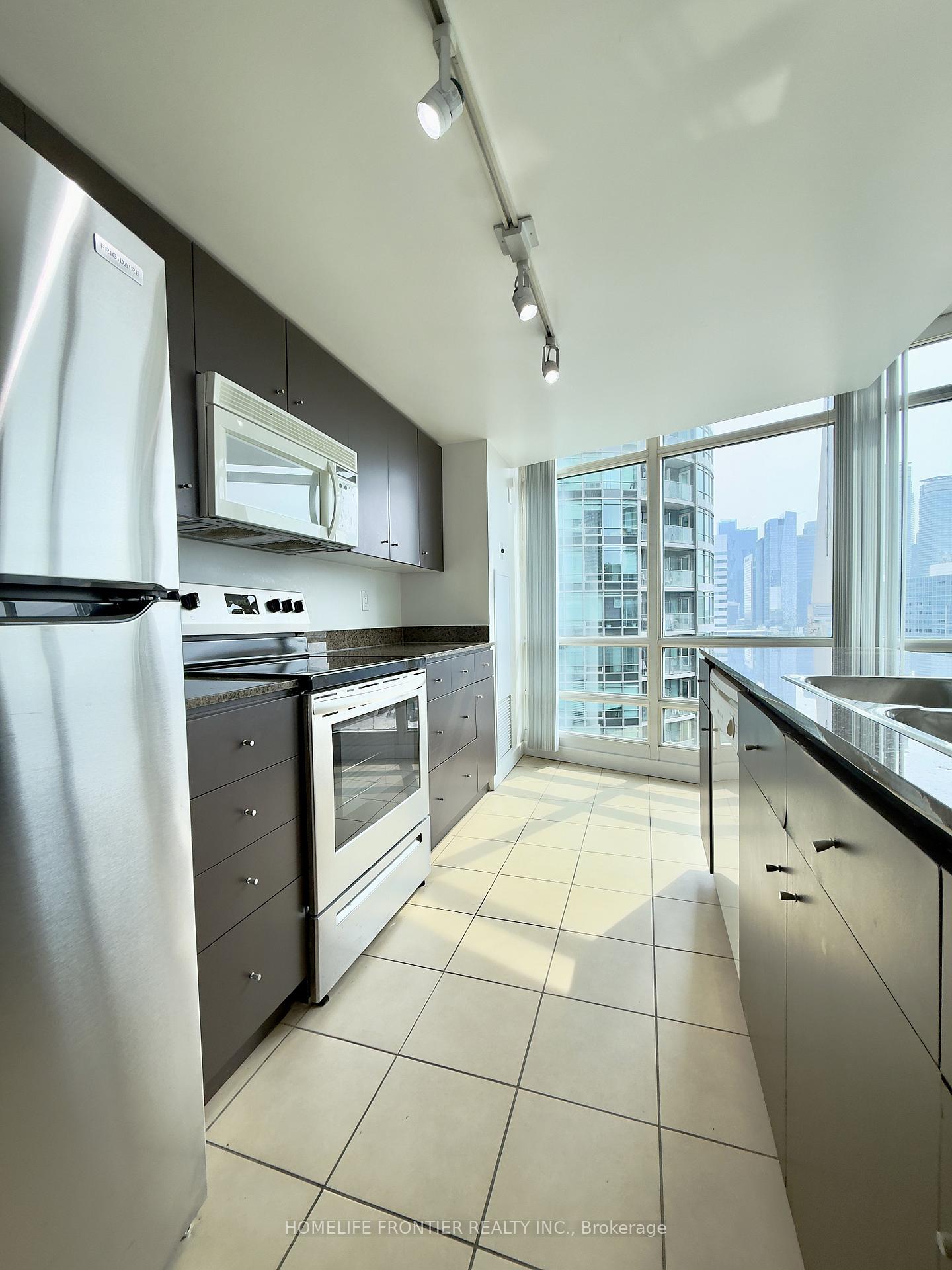 2 Bedrooms Condo at 381 Front, Toronto For sale