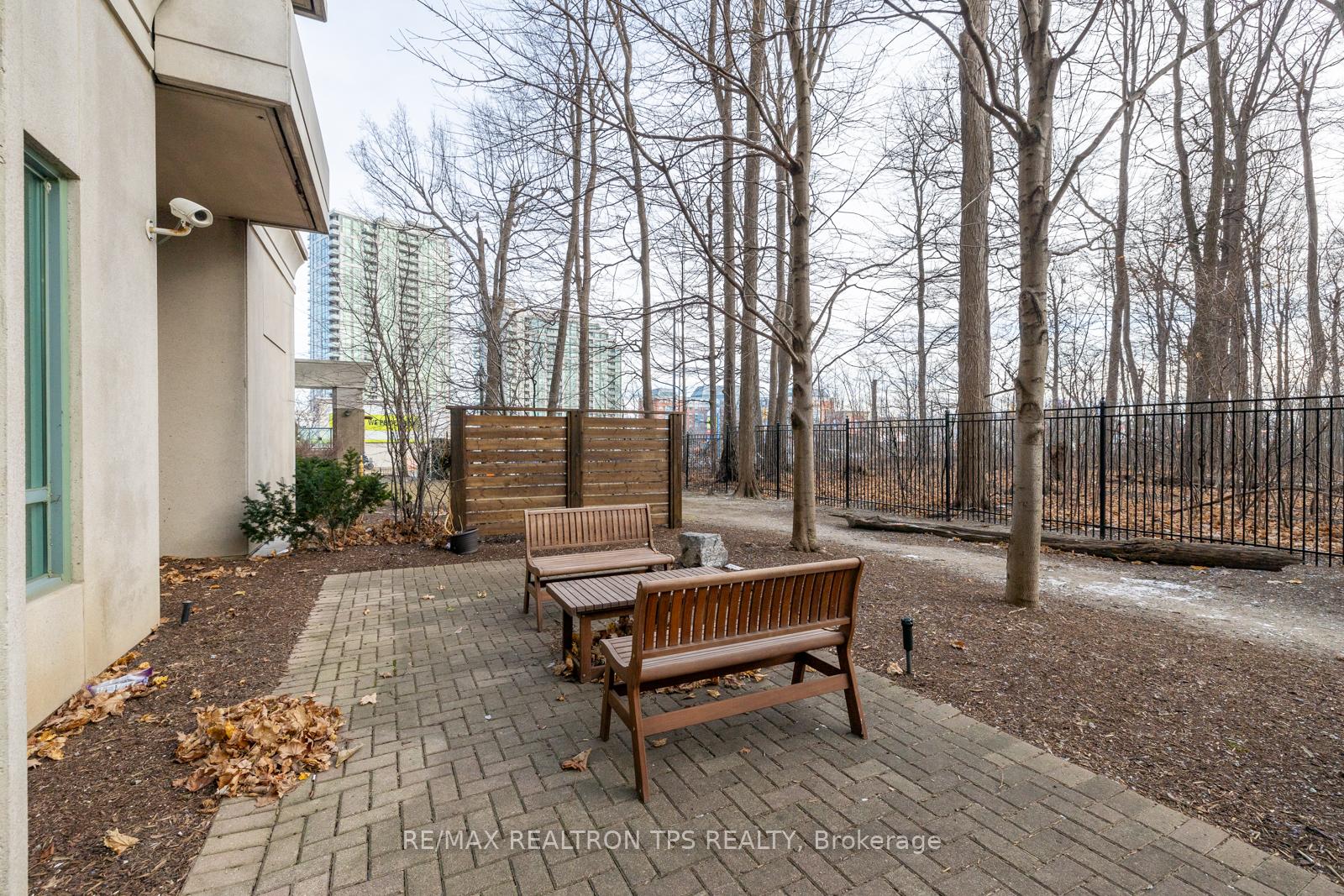 3 Bedrooms Condo at 61 Town Centre, Toronto For sale