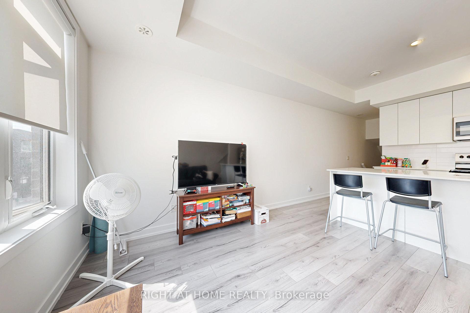 2 Bedrooms Condo at 3058 Sixth, Oakville For sale