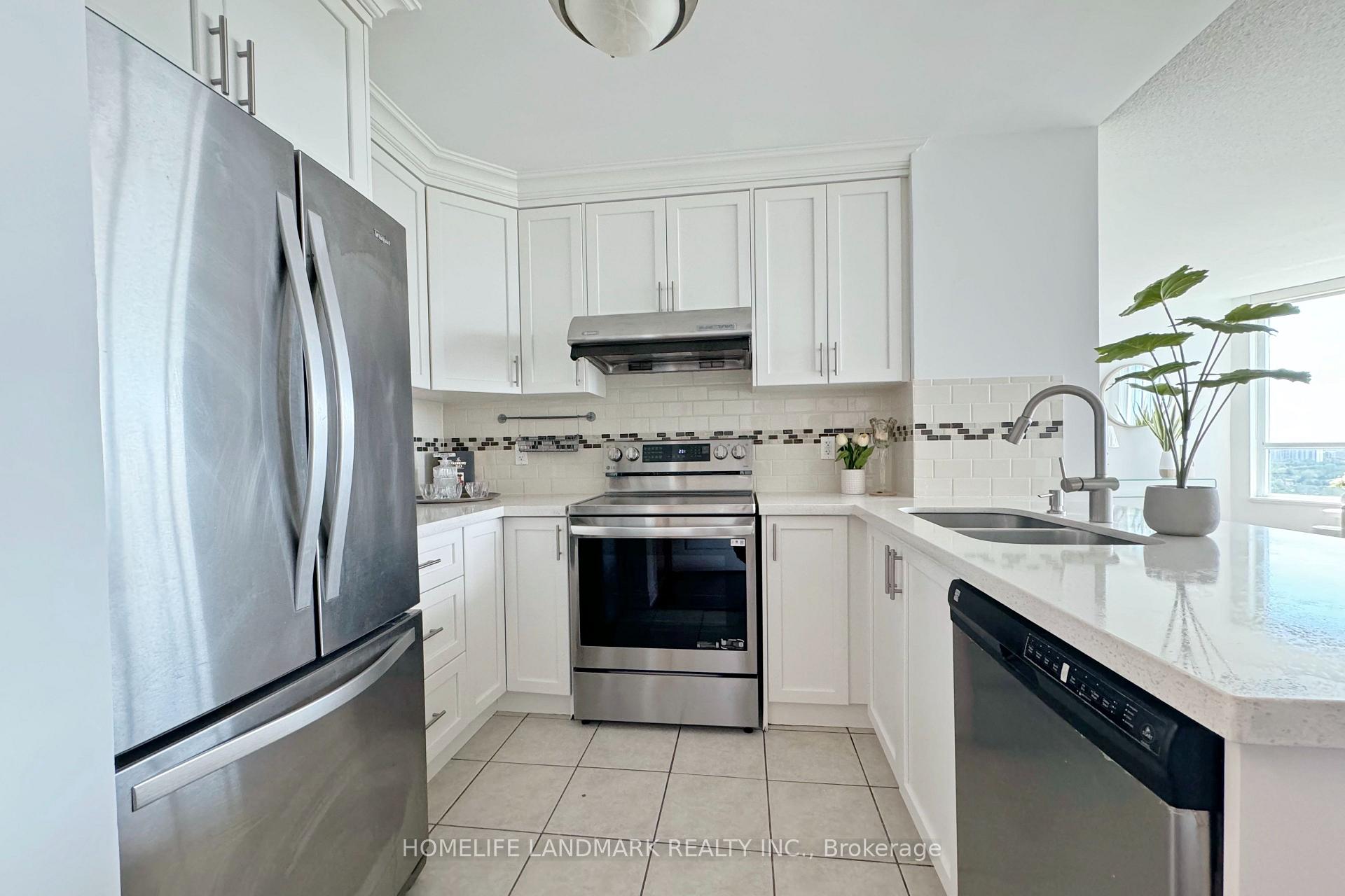 3 Bedrooms Condo at 15 Greenview, Toronto For sale