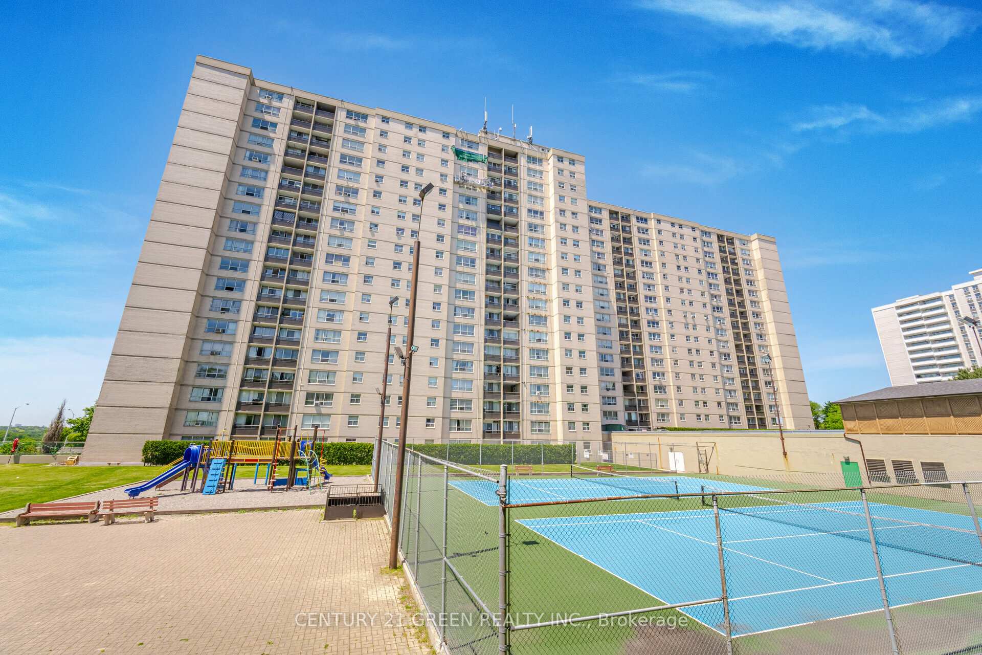 4 Bedrooms Condo at 5 Parkway Forest,  Toronto For sale