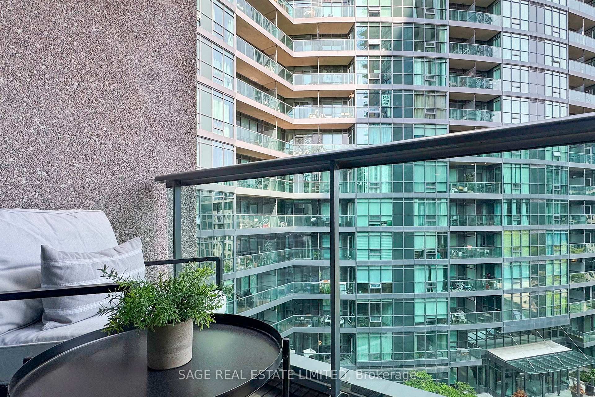 2 Bedrooms Condo at 219 Fort York, Toronto For sale