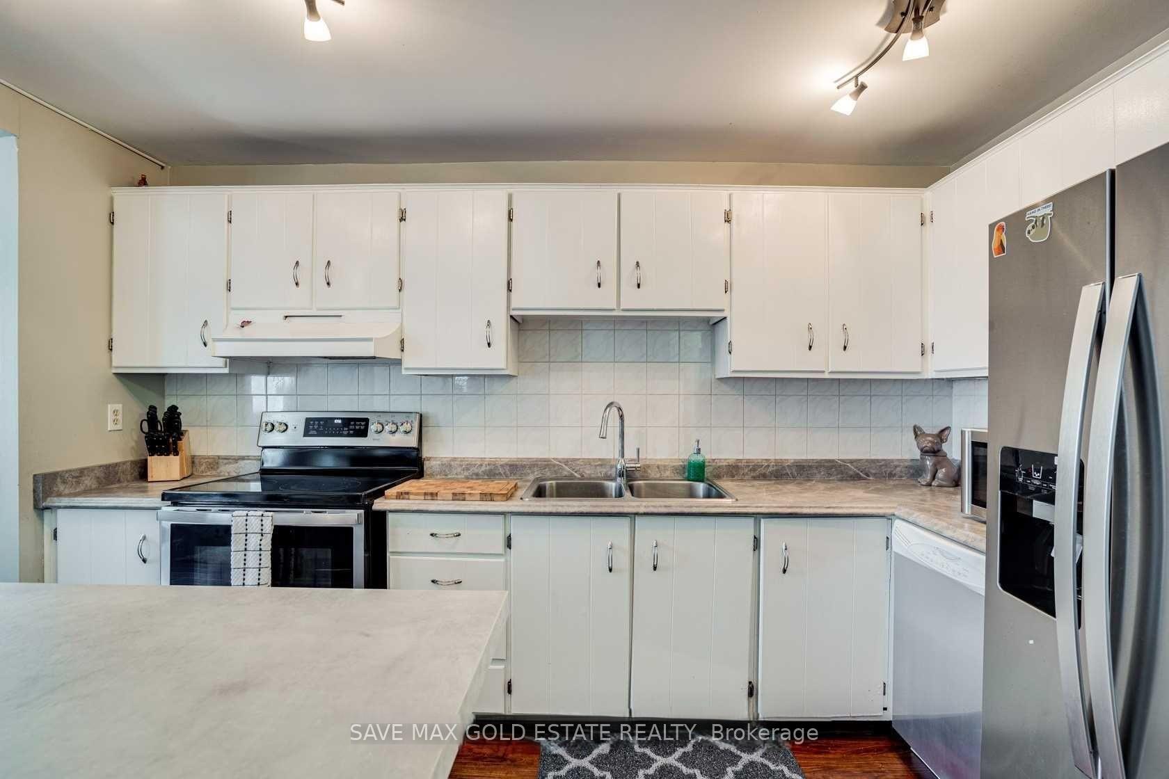 4 Bedrooms Condo at 1066 FALGARWOOD, Oakville For sale