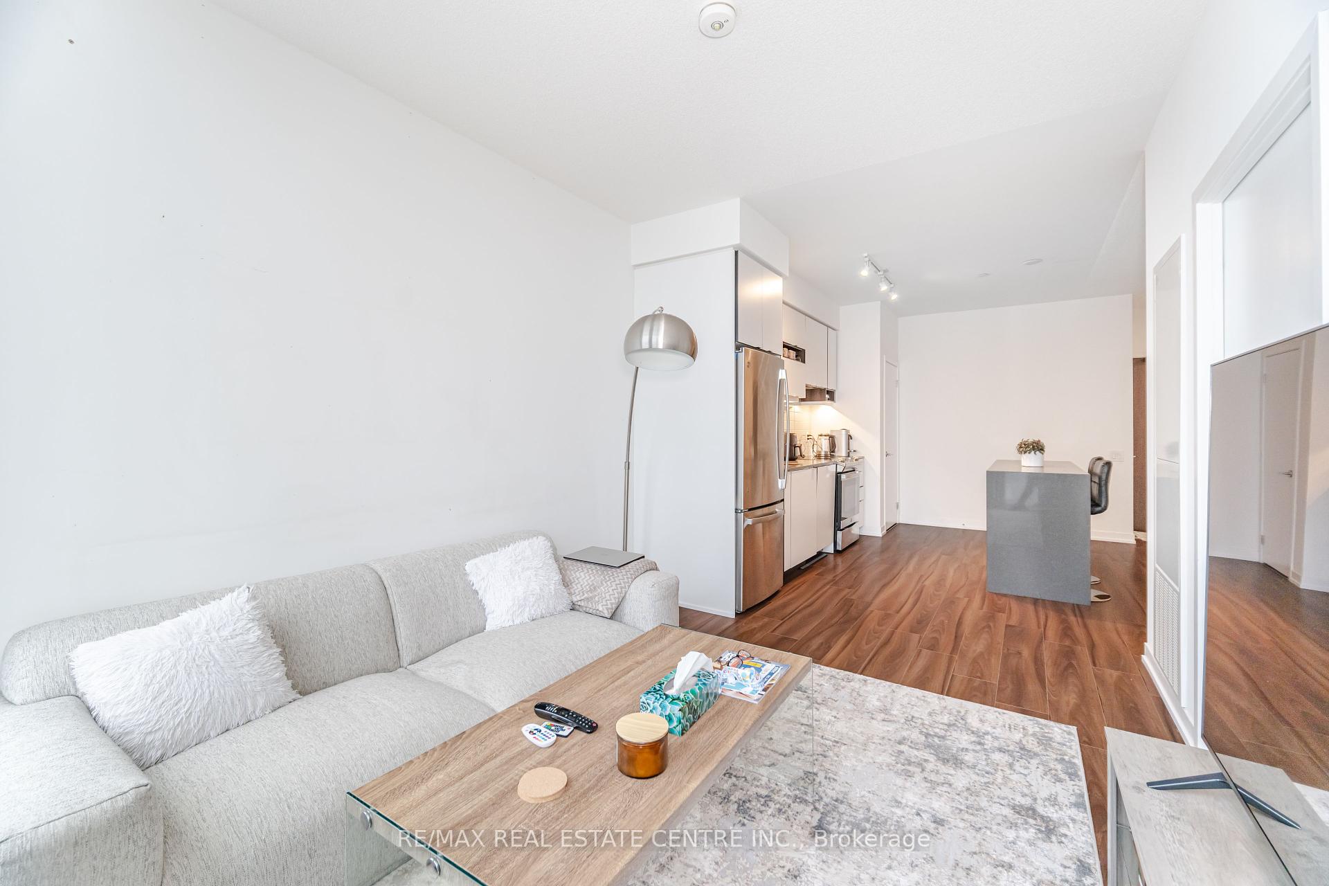 2 Bedrooms Condo at 4065 Confederation, Mississauga For sale