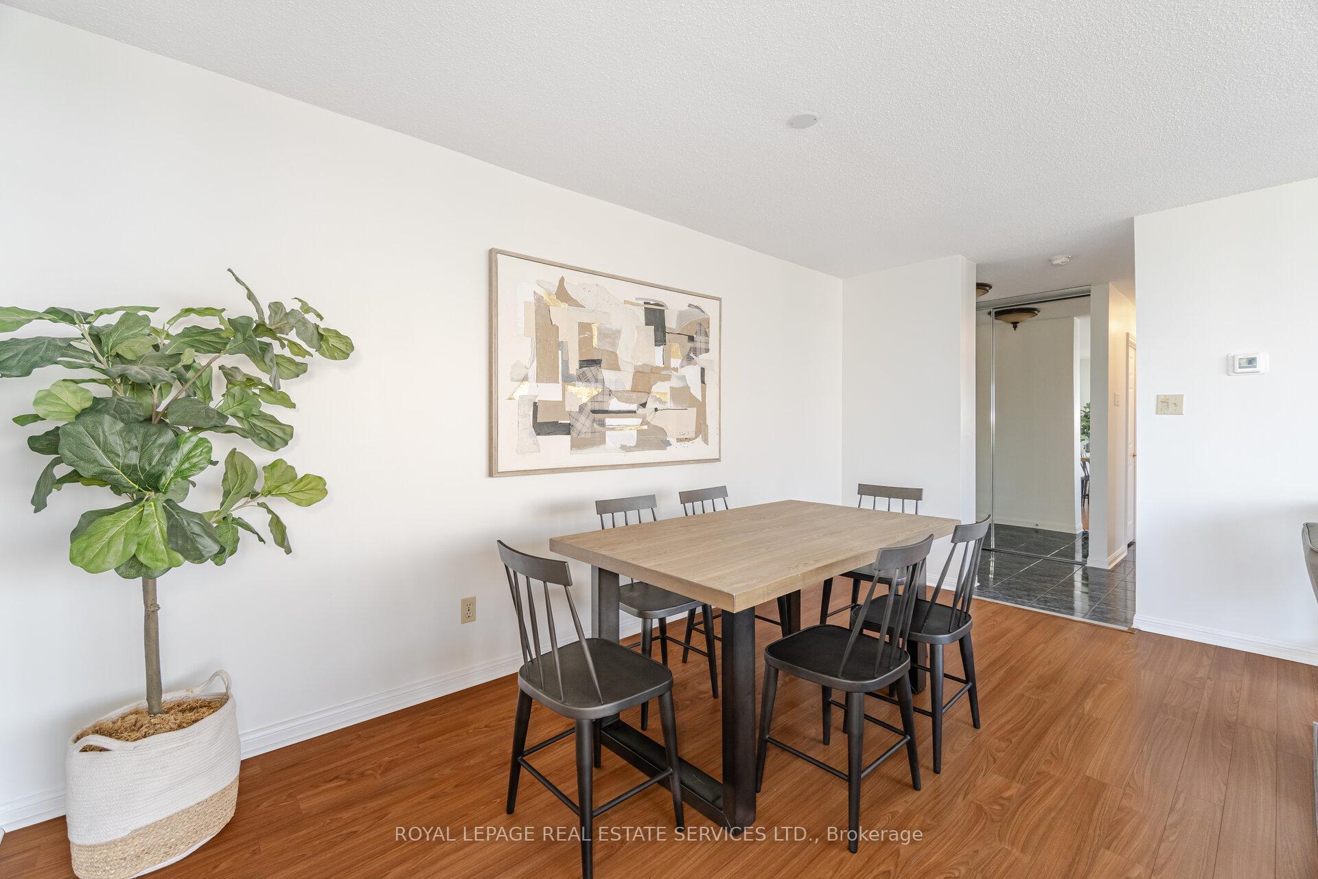 2 Bedrooms Condo at 40 Richview, Toronto For sale