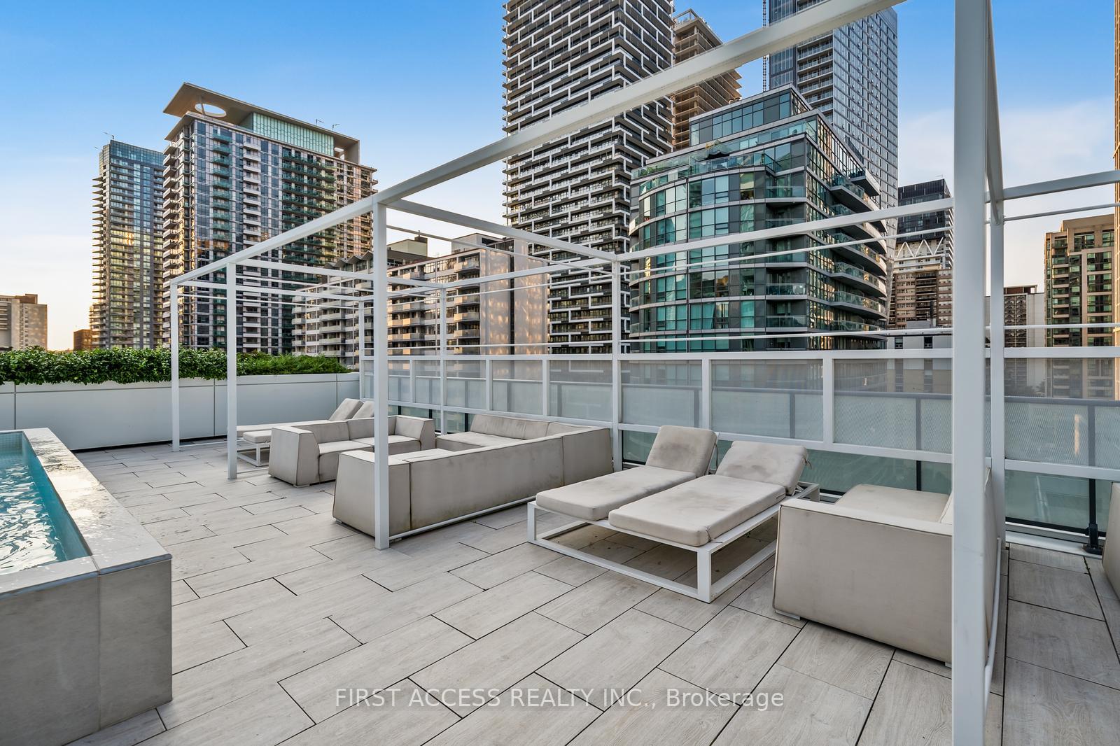 2 Bedrooms Condo at 161 Roehampton,  Toronto For sale