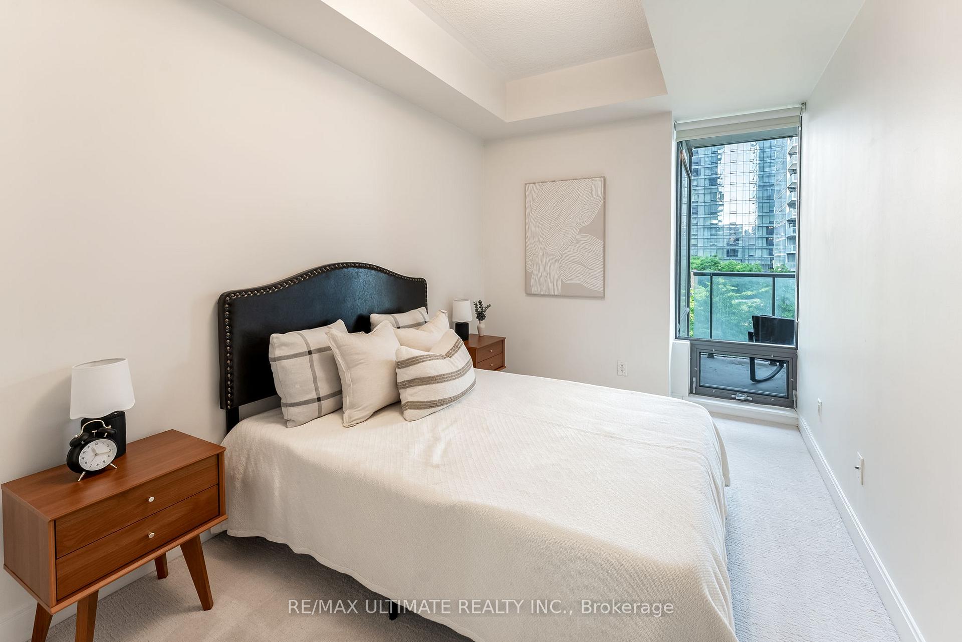 2 Bedrooms Condo at 18 Yorkville, Toronto For sale