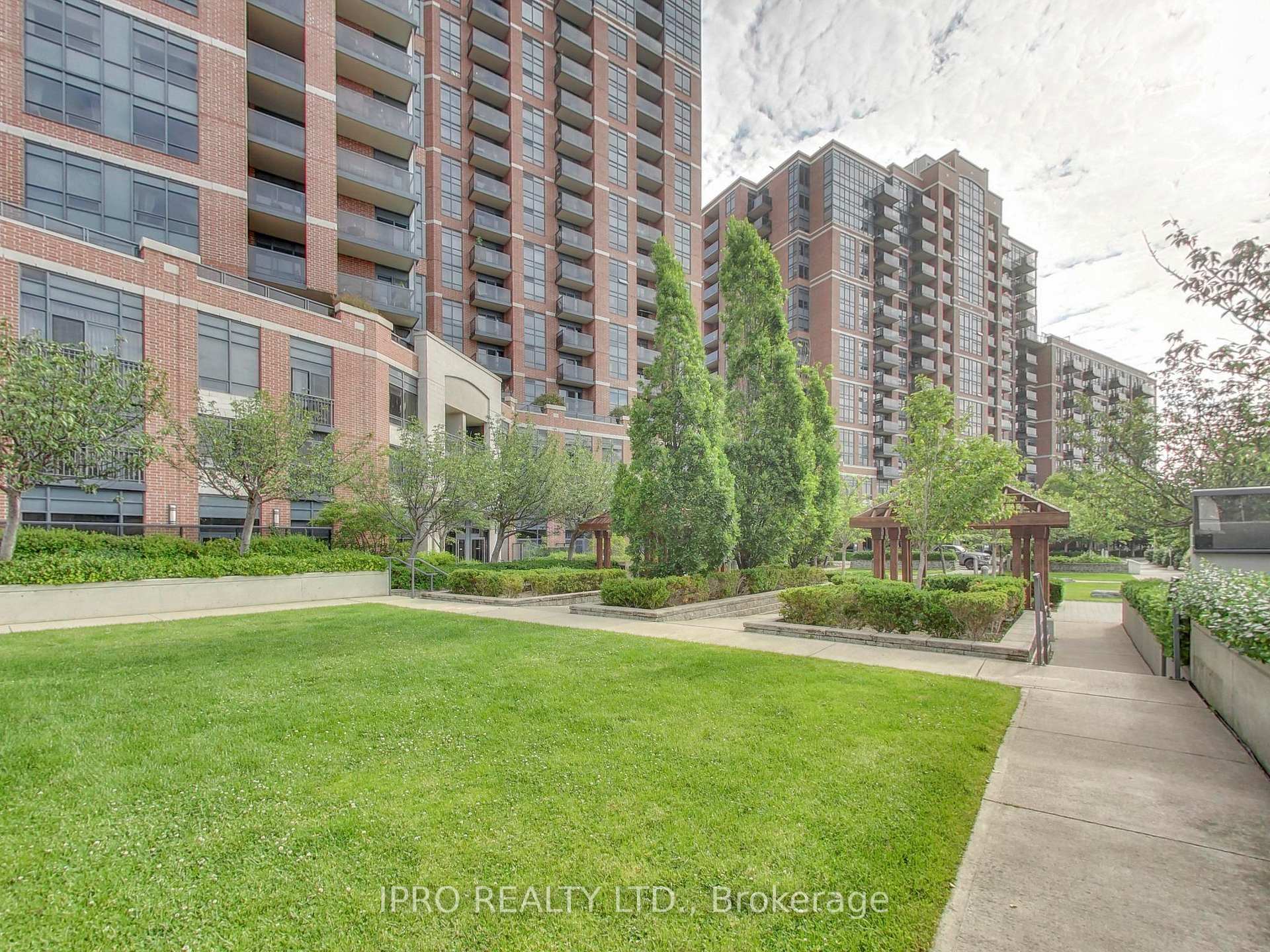 3 Bedrooms Condo at 60 Heintzman, Toronto For sale